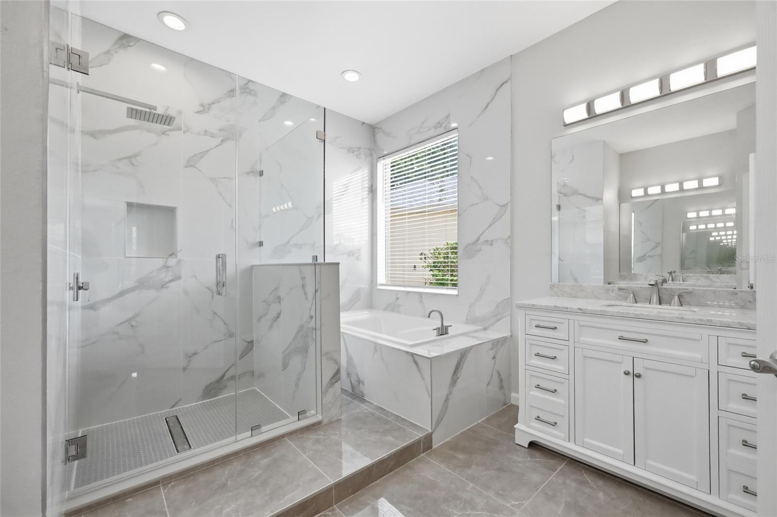 Updated first-floor master bathroom - 353 PLUMOSO LOOP, DAVENPORT