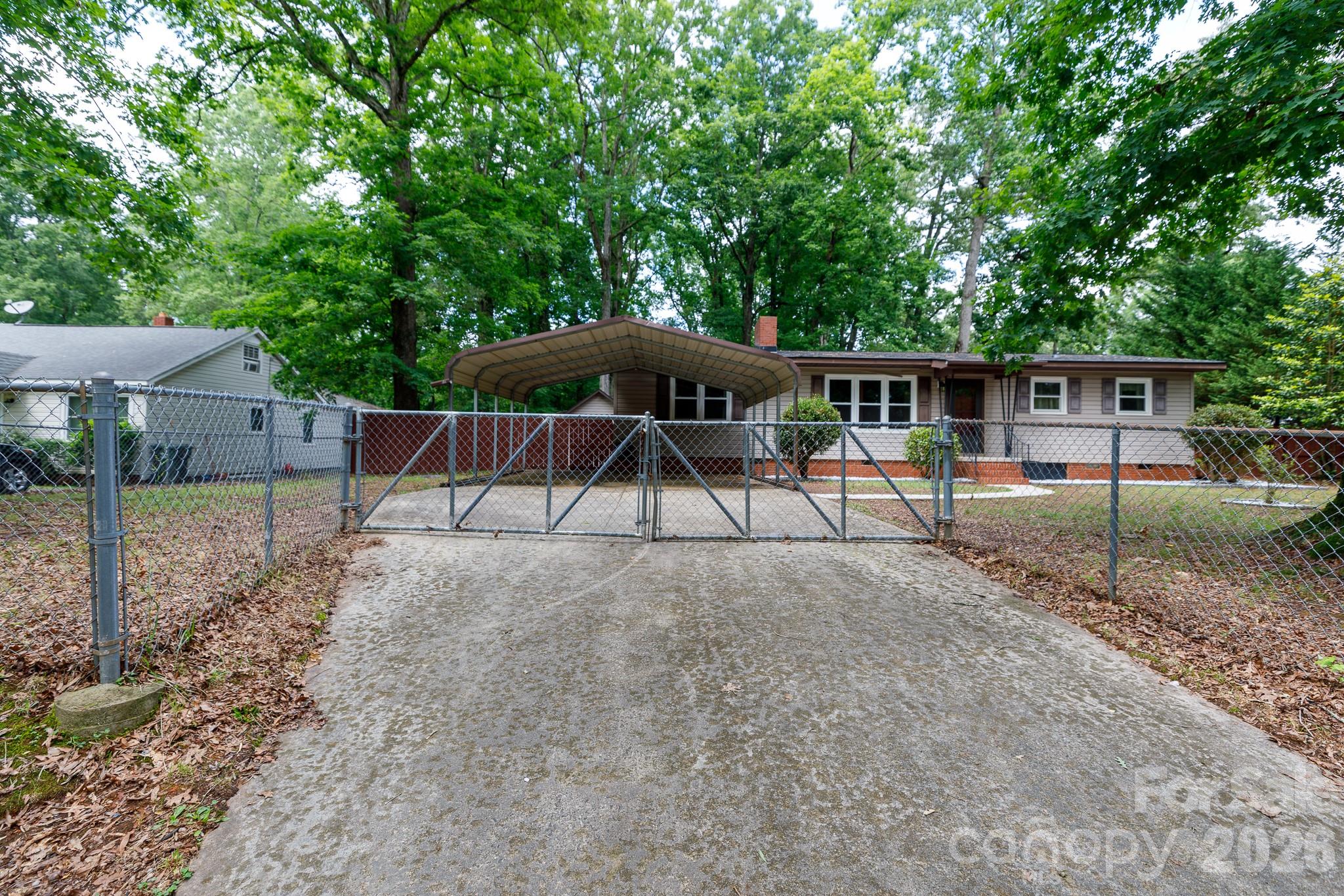 Single Family Residence at 202 Woodlawn Drive, York, photo 2 of 30