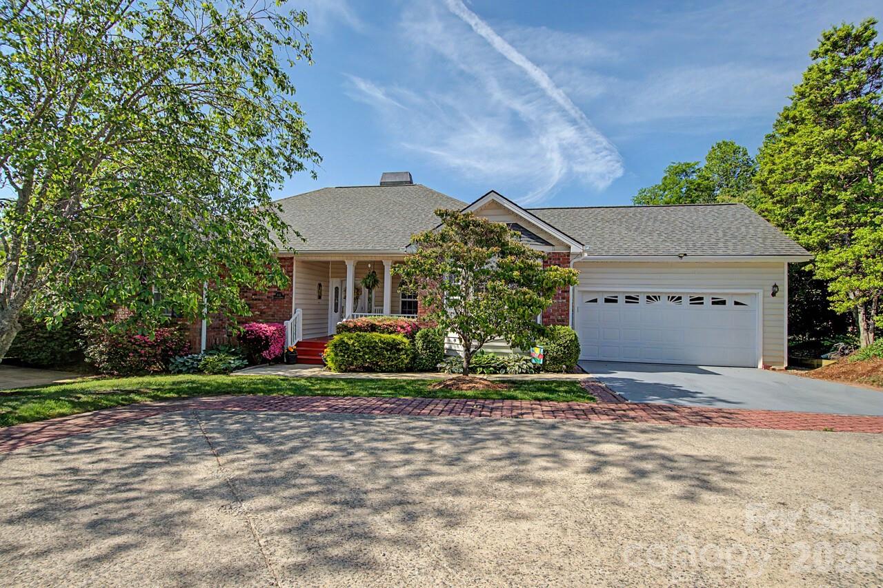 Court Yard Entry - 606 Carriage Commons Drive, Hendersonville