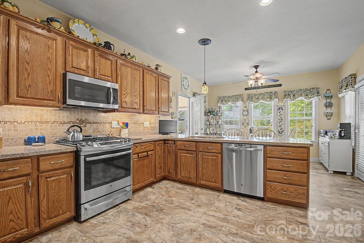 Spacious Eat in Kitchen - 606 Carriage Commons Drive, Hendersonville