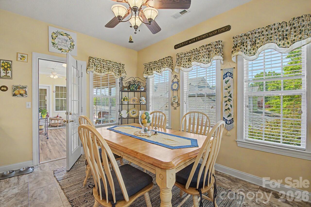 Breakfast Nook - 606 Carriage Commons Drive, Hendersonville