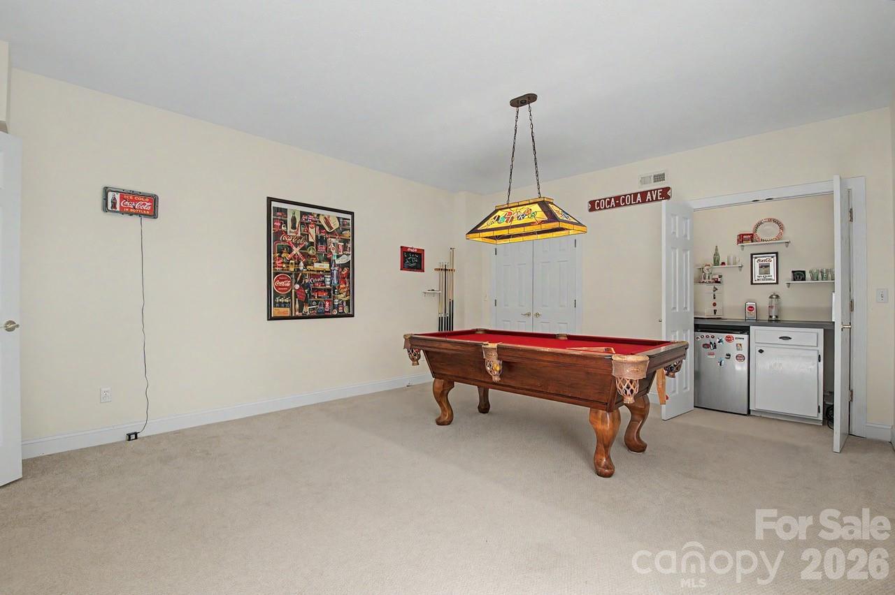 Built in Countertop - 606 Carriage Commons Drive, Hendersonville