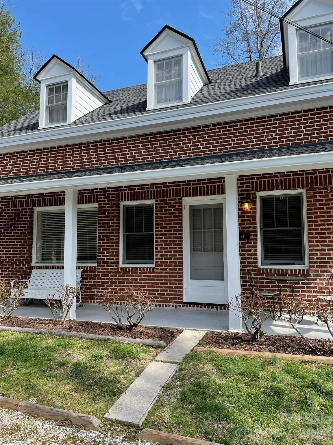 Cottage entry - 1518 Greenville Highway, Hendersonville