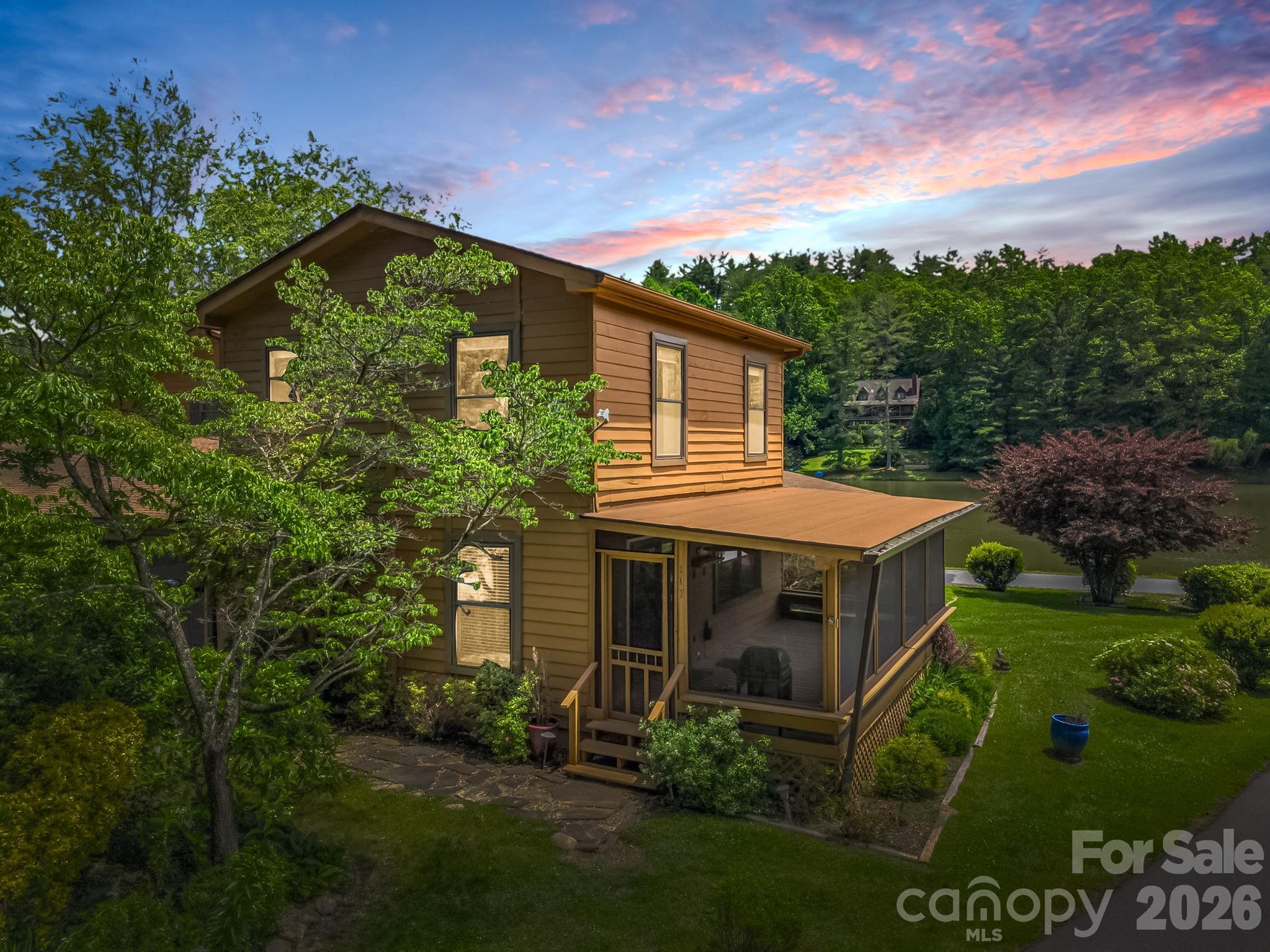 End unit townhome with a beautiful tranquil screened porch overlooking the community lake! - 117 Willow Way, Hendersonville