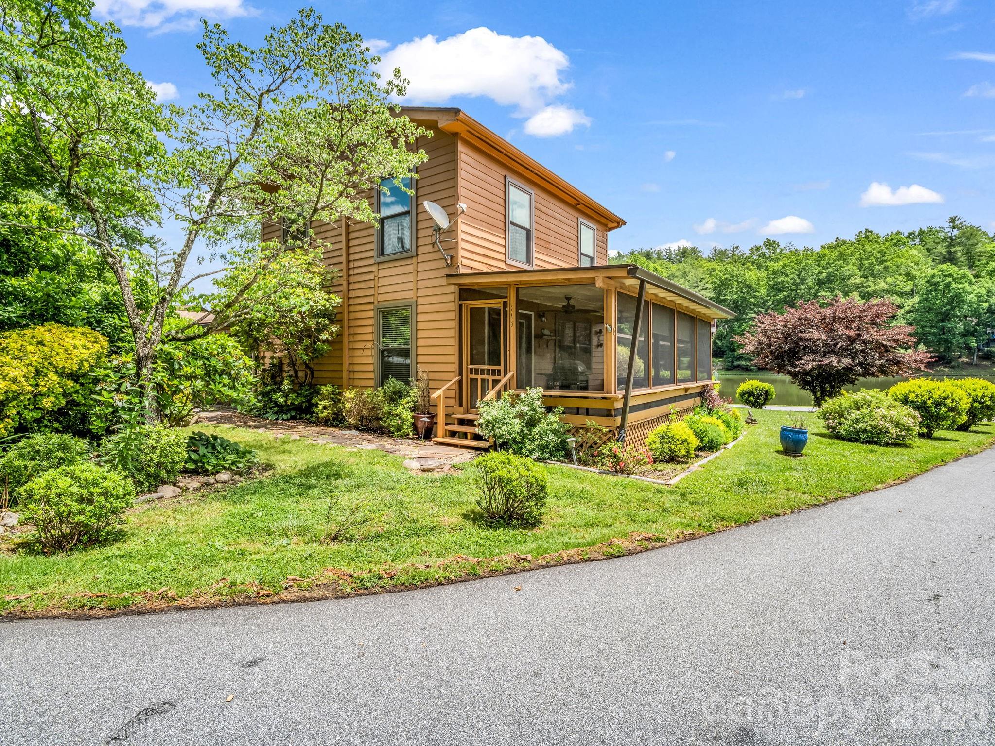 End unit townhome, screened in porch facing the lake - 117 Willow Way, Hendersonville
