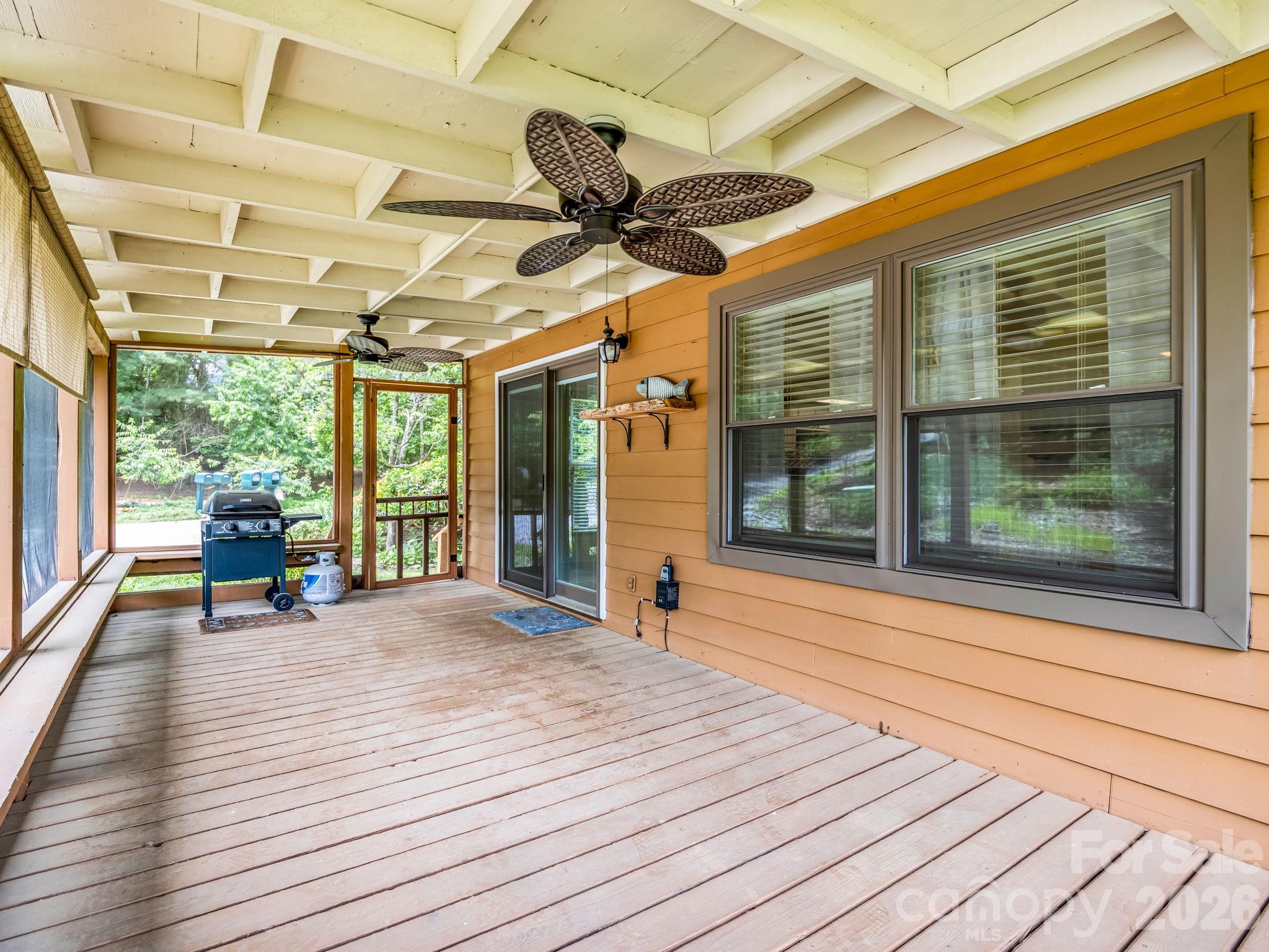Spacious screened in porch with fan overlooks the lake - 117 Willow Way, Hendersonville