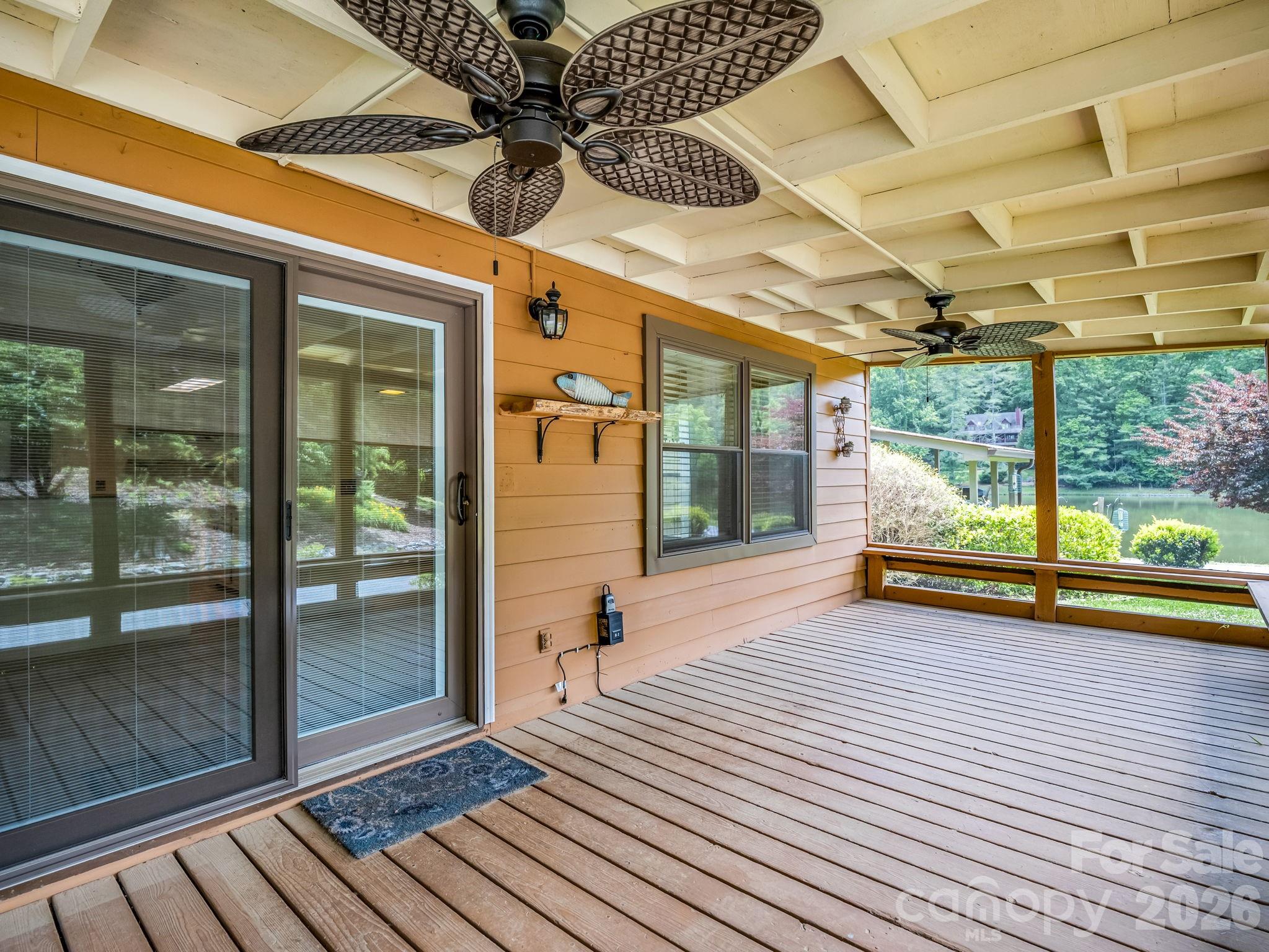 Spacious screened in porch with fan overlooks the lake - 117 Willow Way, Hendersonville