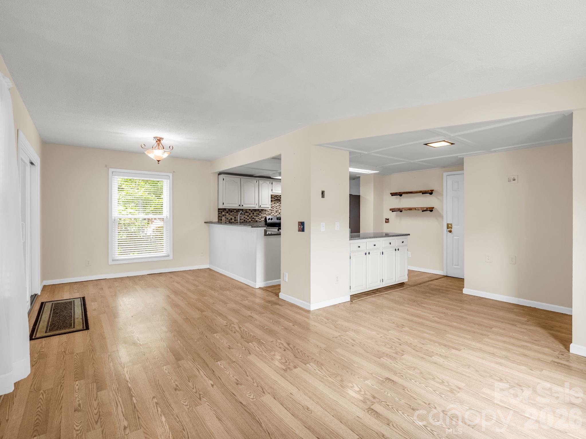 Open floor plan on main level living, dining and kitchen - 117 Willow Way, Hendersonville