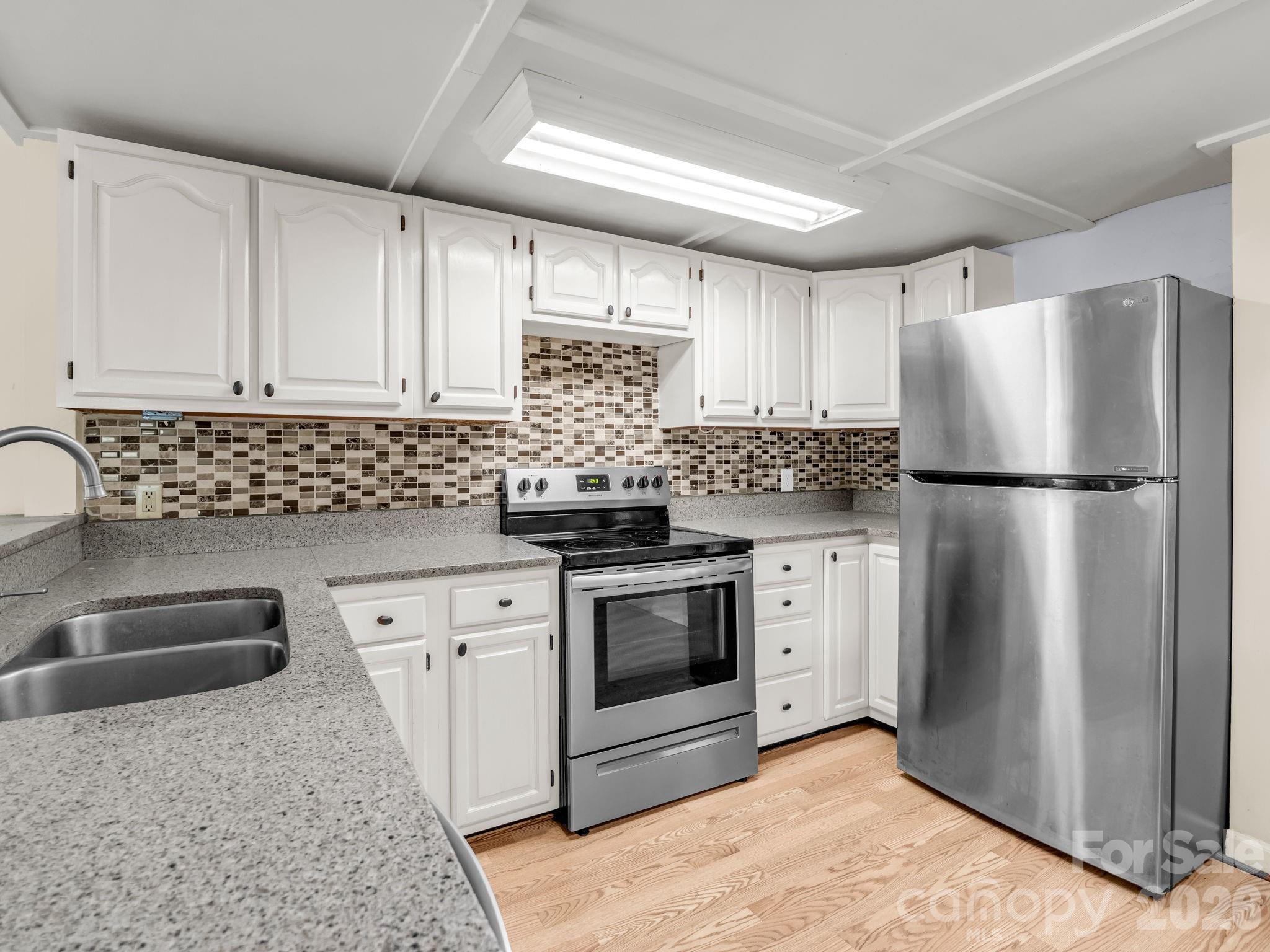 Updated granite, backsplash and stainless steel appliances - 117 Willow Way, Hendersonville