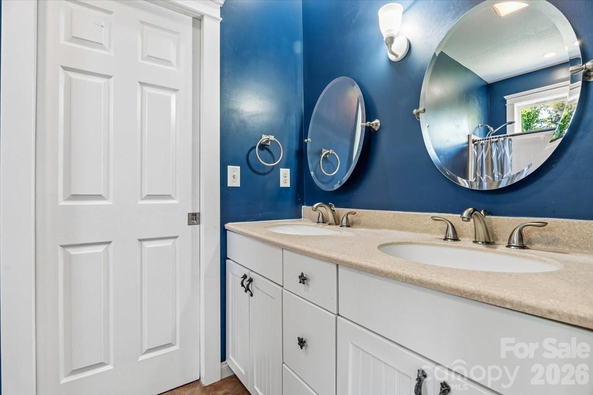 Upper level bath between bedrooms 1 & 2 - 126 Carolina Bluebird Loop, Arden