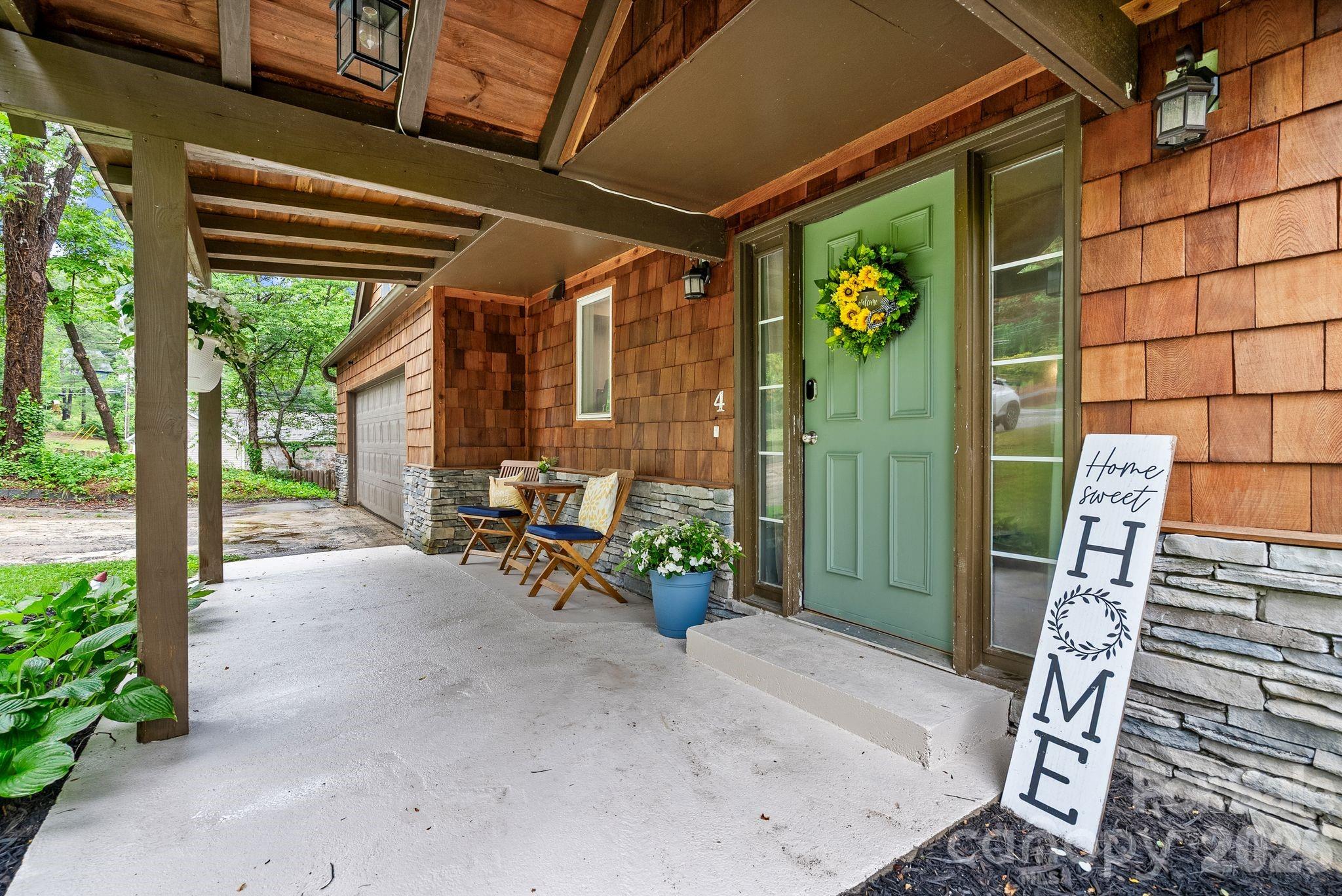 Home Sweet Home! This could be yours! - 4 Beechwood Lakes Drive, Hendersonville
