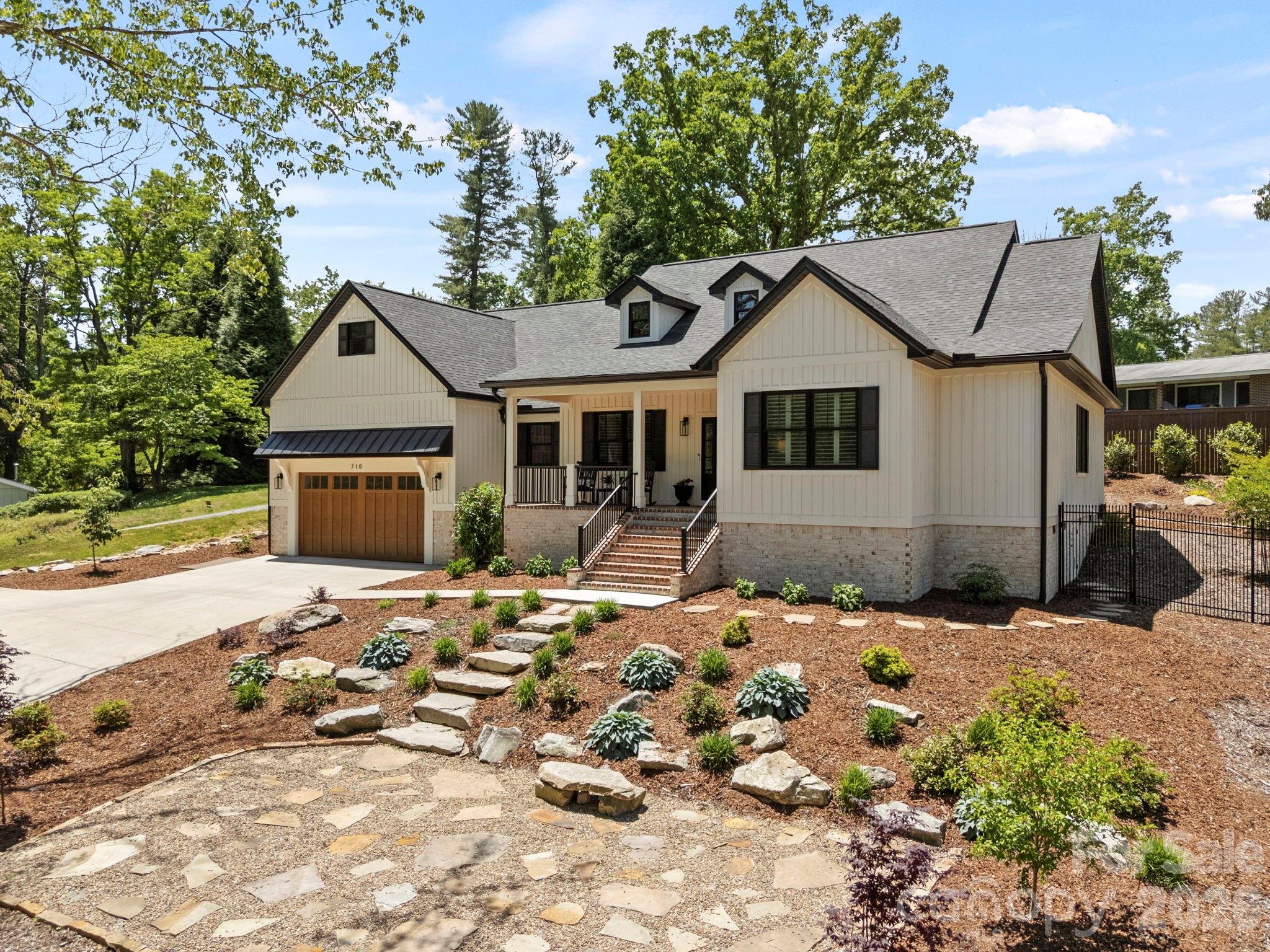 Single Family Residence at 710 Knollwood Drive, Hendersonville, photo 2 of 39