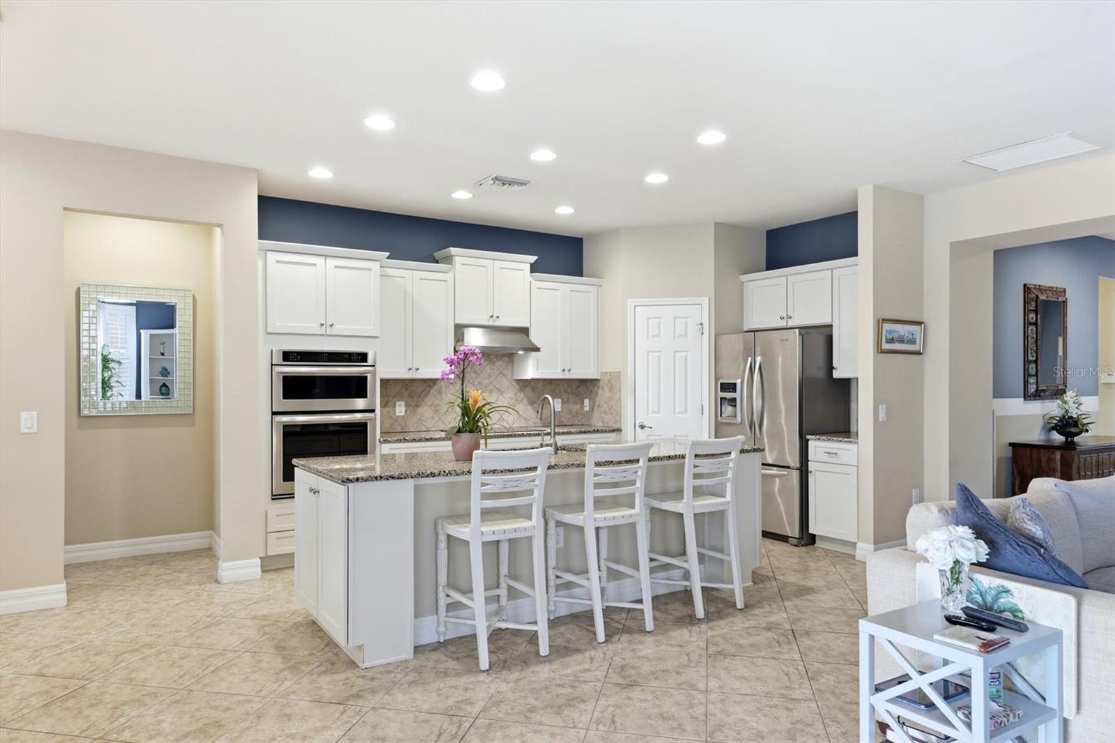Kitchen/Island - 19454 RIZZUTO ST, VENICE