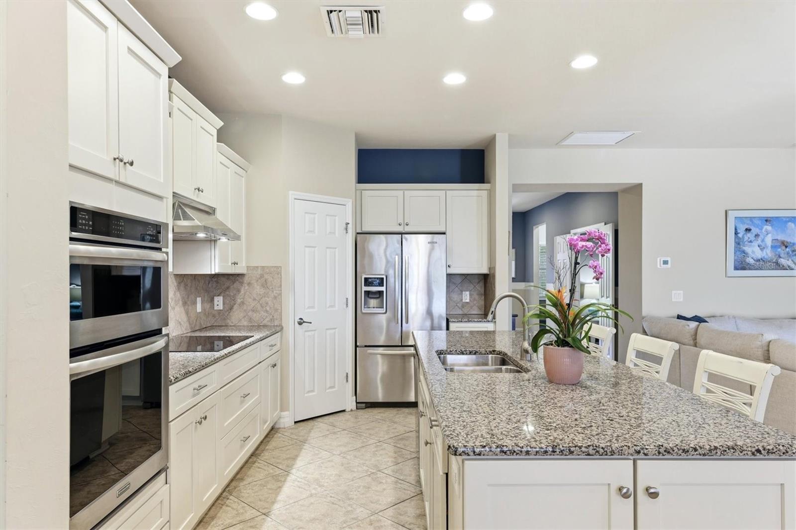 Kitchen/Stainless Steel Apliances/Island/Pantry - 19454 RIZZUTO ST, VENICE