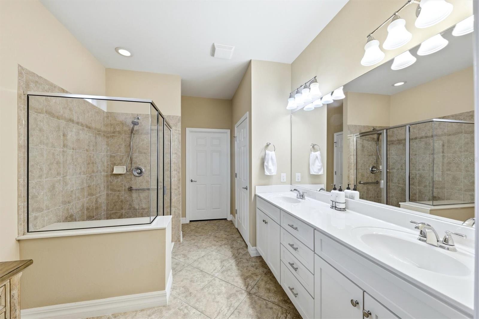 Master en-Suite Bathroom/Walk-in Showe/Water Closet / Dual Sinks - 19454 RIZZUTO ST, VENICE
