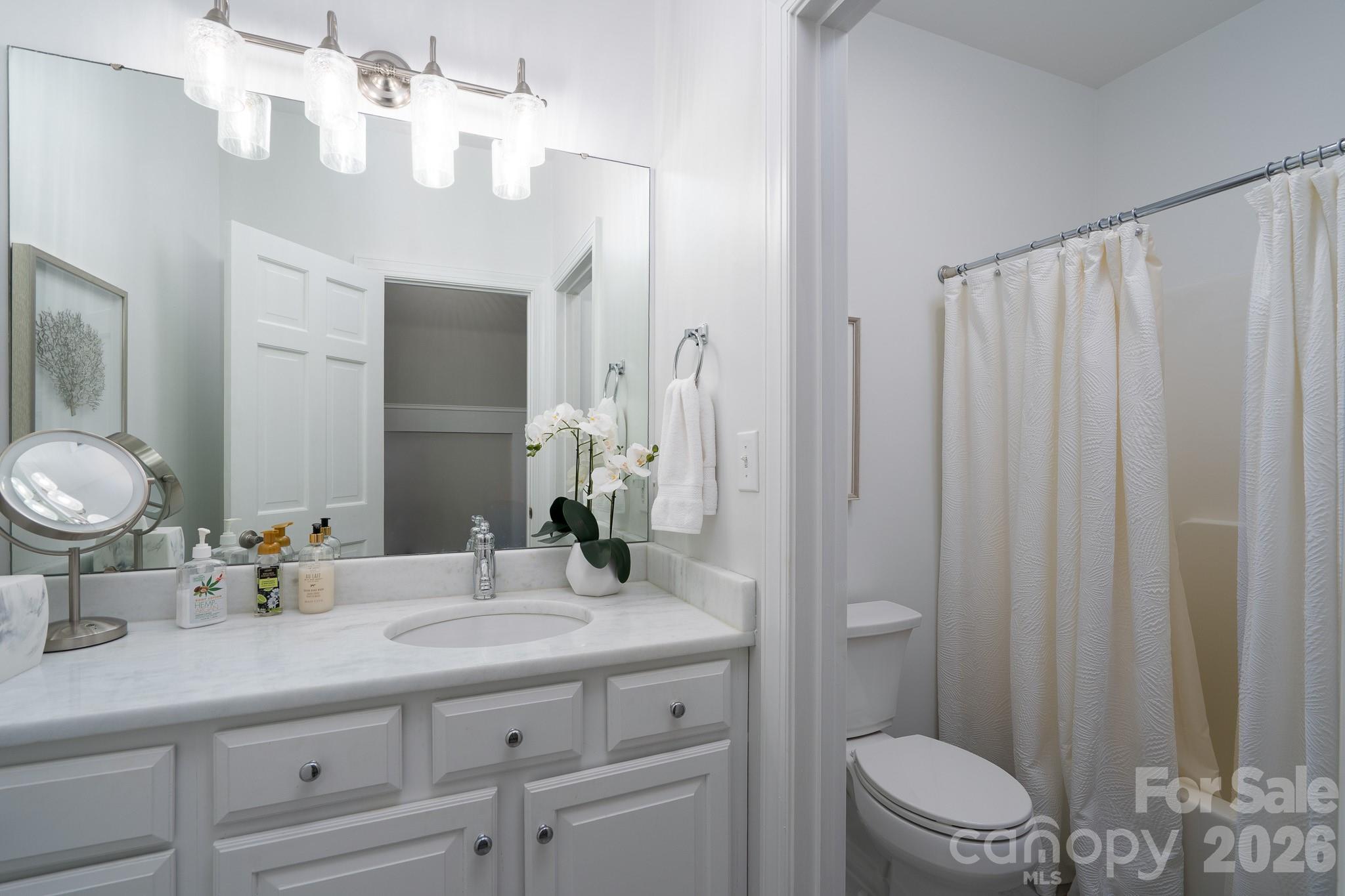 Guest Bath - 444 Millingport Lane, New London