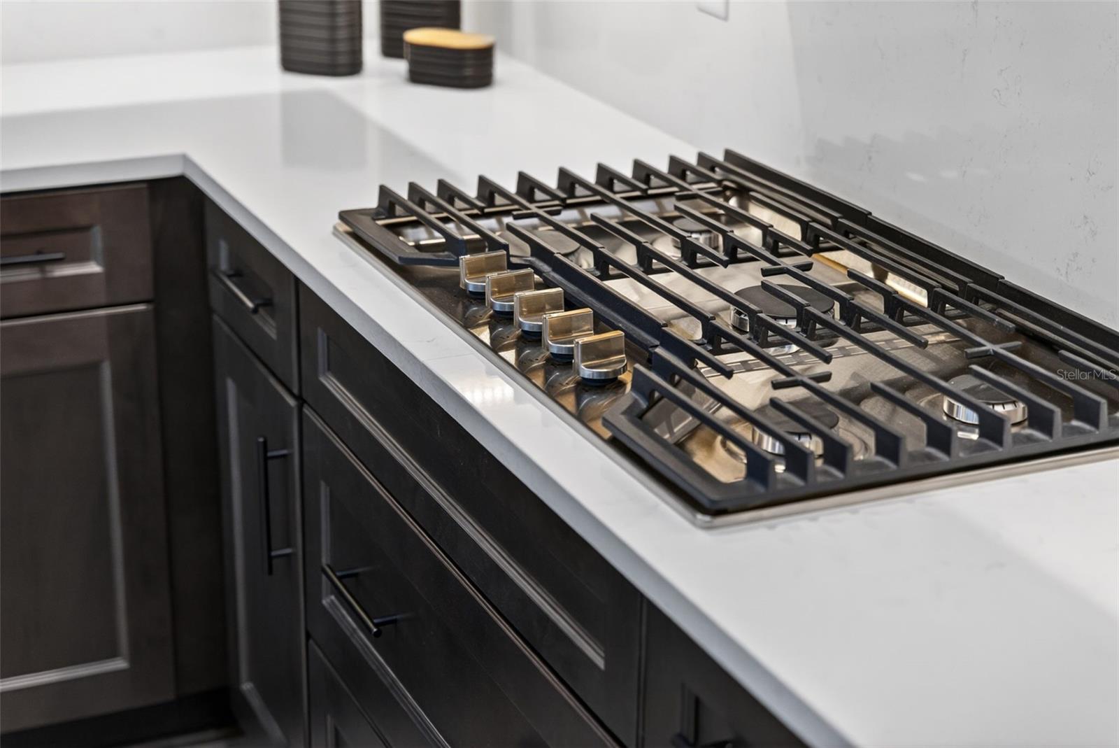 Gas cooktop - 12938 PINNACLE LN, VENICE