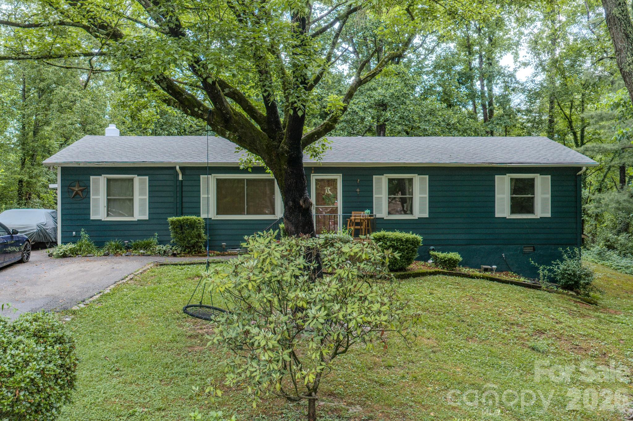 Single Family Residence at 112 Amelia Drive, Hendersonville, photo 3 of 29