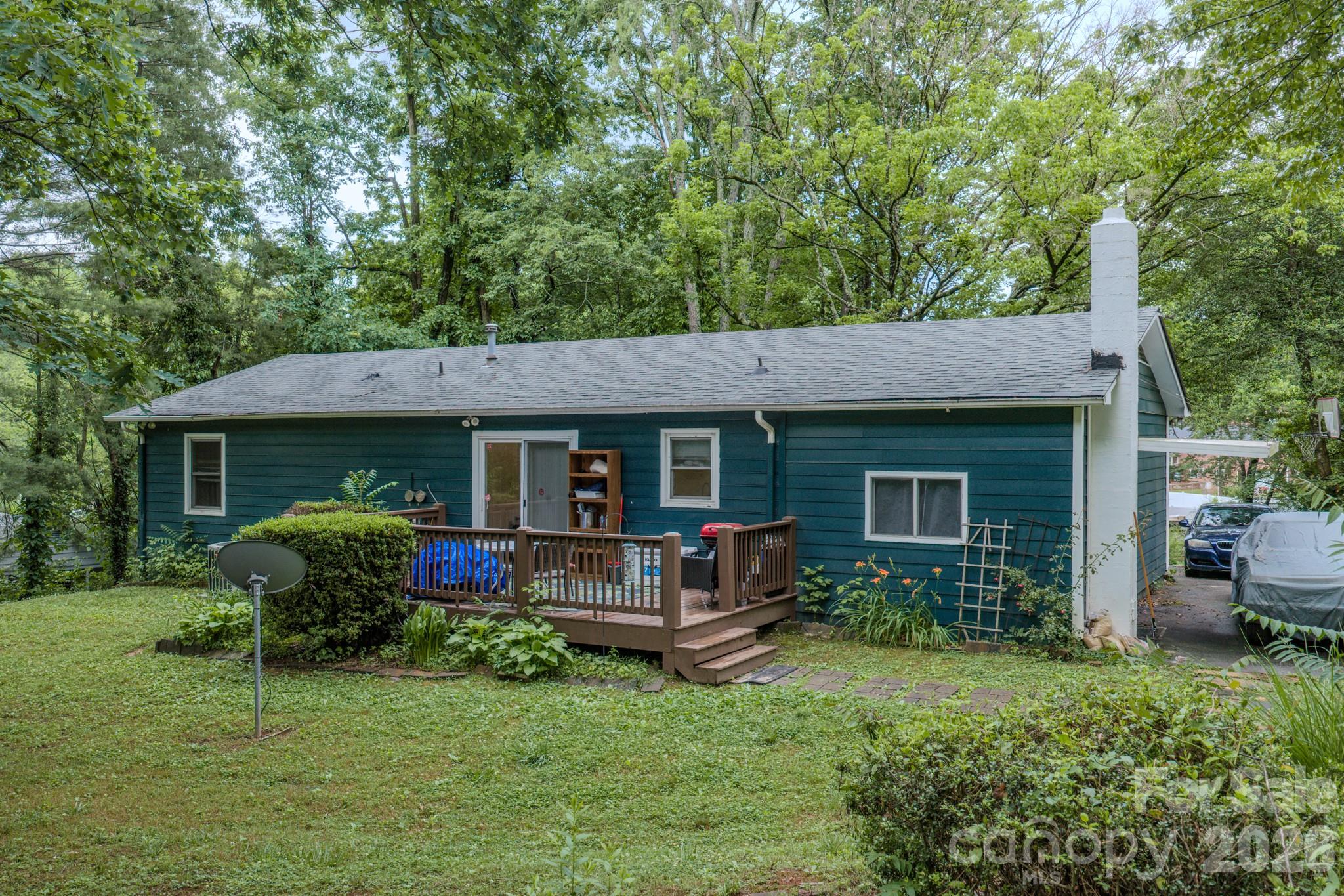 Single Family Residence at 112 Amelia Drive, Hendersonville, photo 5 of 29