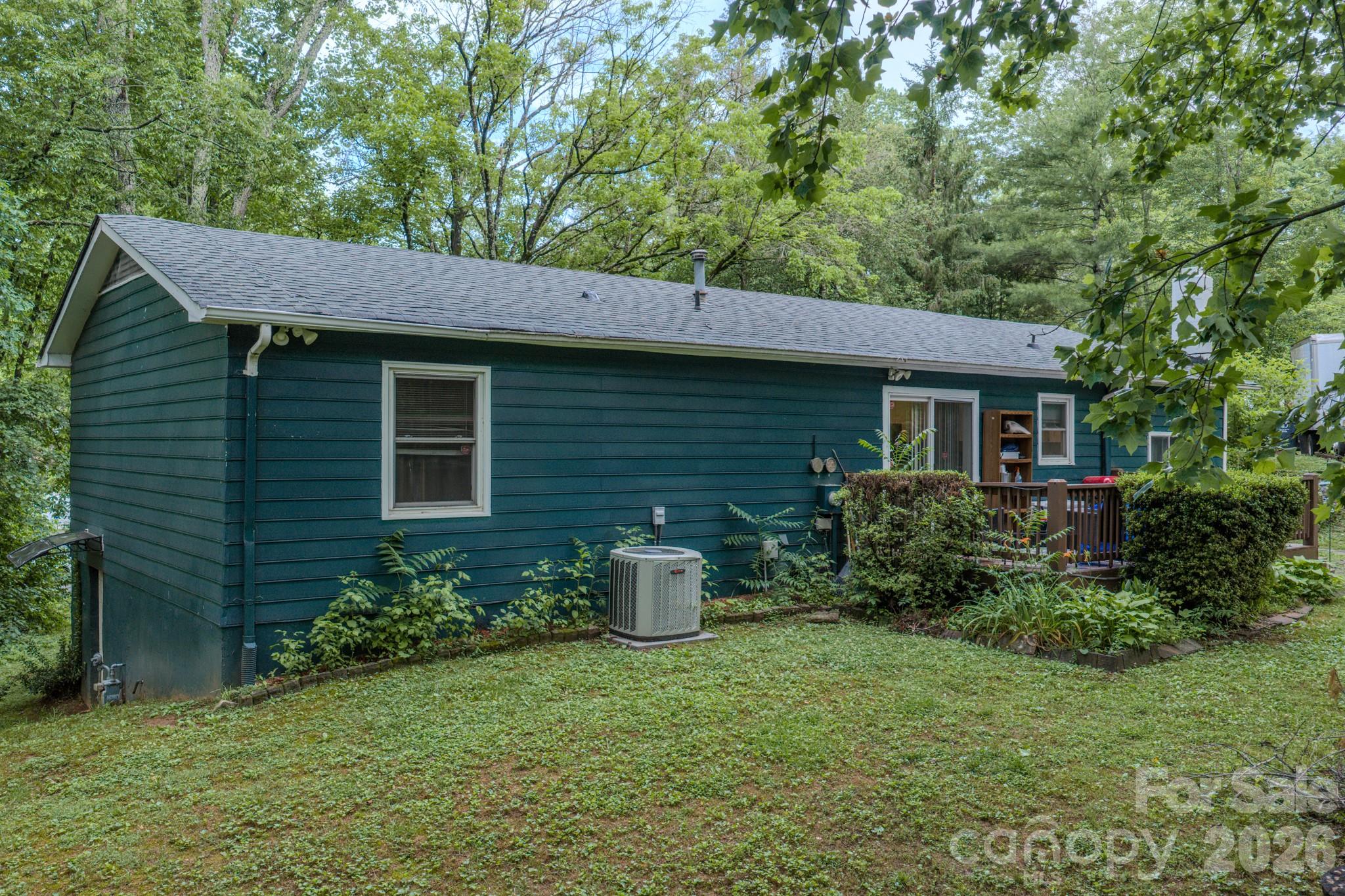 Single Family Residence at 112 Amelia Drive, Hendersonville, photo 7 of 29