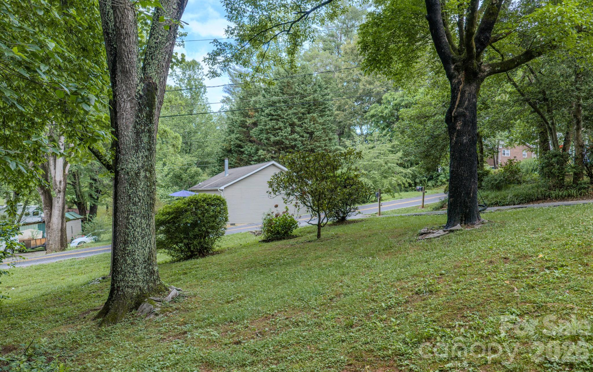 Single Family Residence at 112 Amelia Drive, Hendersonville, photo 8 of 29