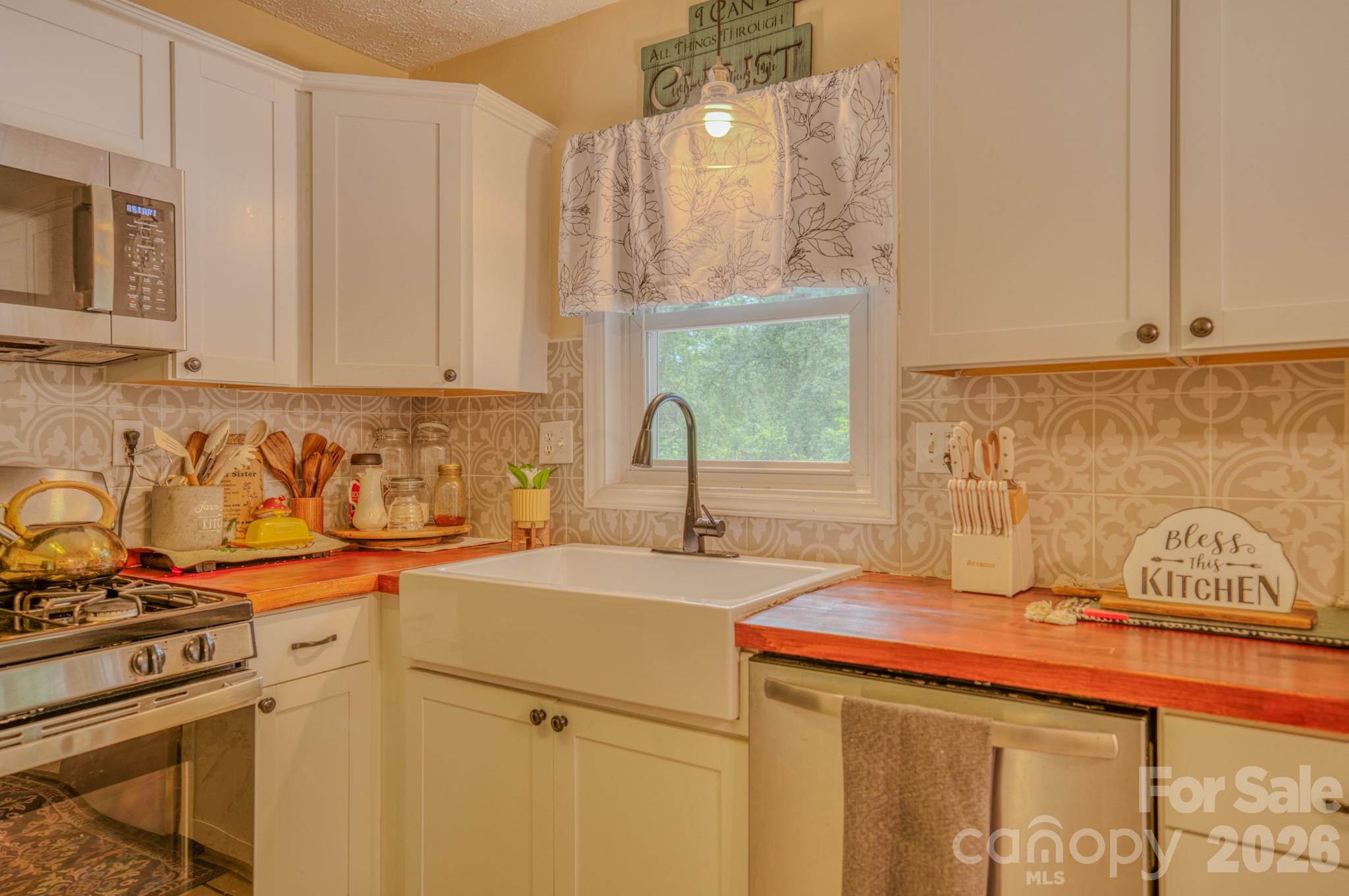Single Family Residence at 112 Amelia Drive, Hendersonville, photo 15 of 29