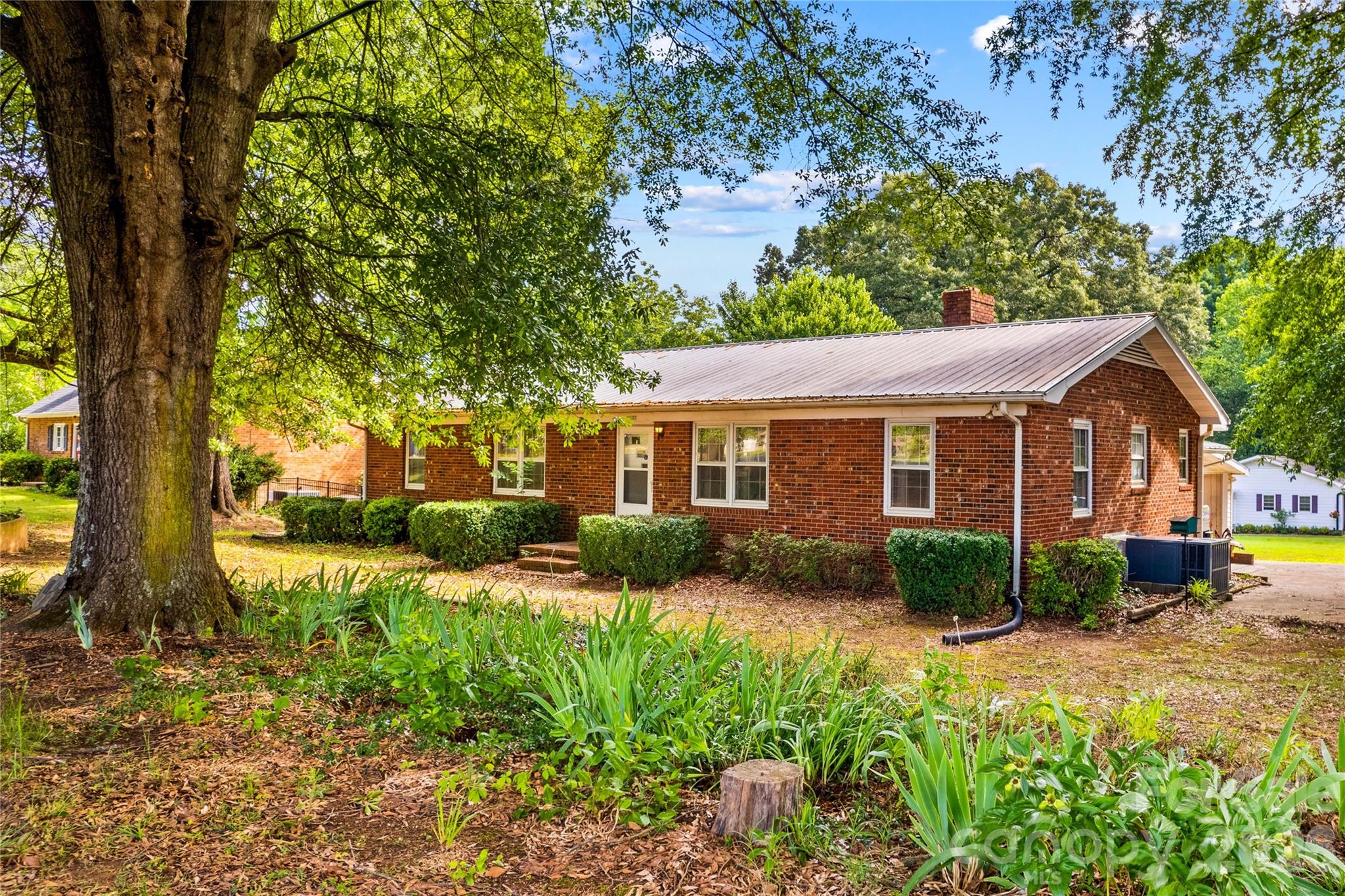 Single Family Residence at 1059 Shearers Road, Mooresville, photo 2 of 48