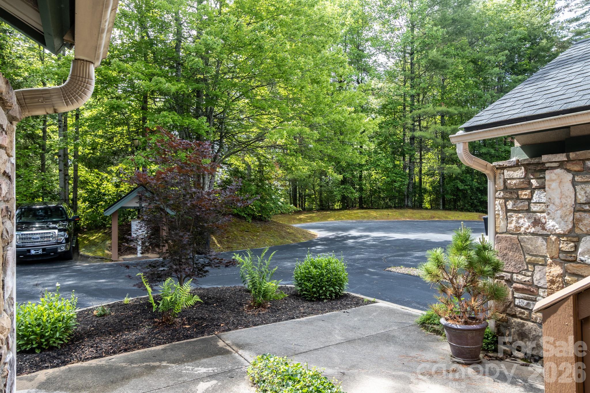 Community Parking & Common Area – Ample guest parking and beautifully landscaped common areas surrounded by mature hardwoods for a private mountain feel. - 99 Ridgetop Circle, Brevard