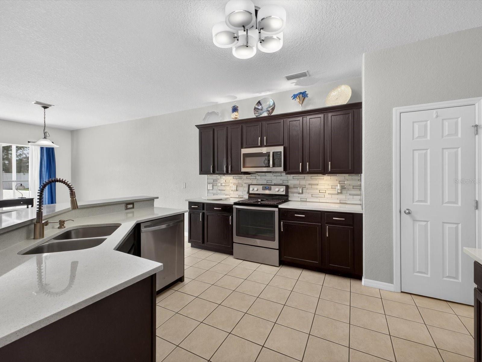 Large open kitchen - 2596 SAND HILL POINT CIR, DAVENPORT