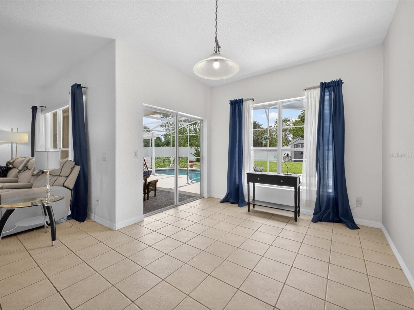 Breakfast area opens to pool area - 2596 SAND HILL POINT CIR, DAVENPORT