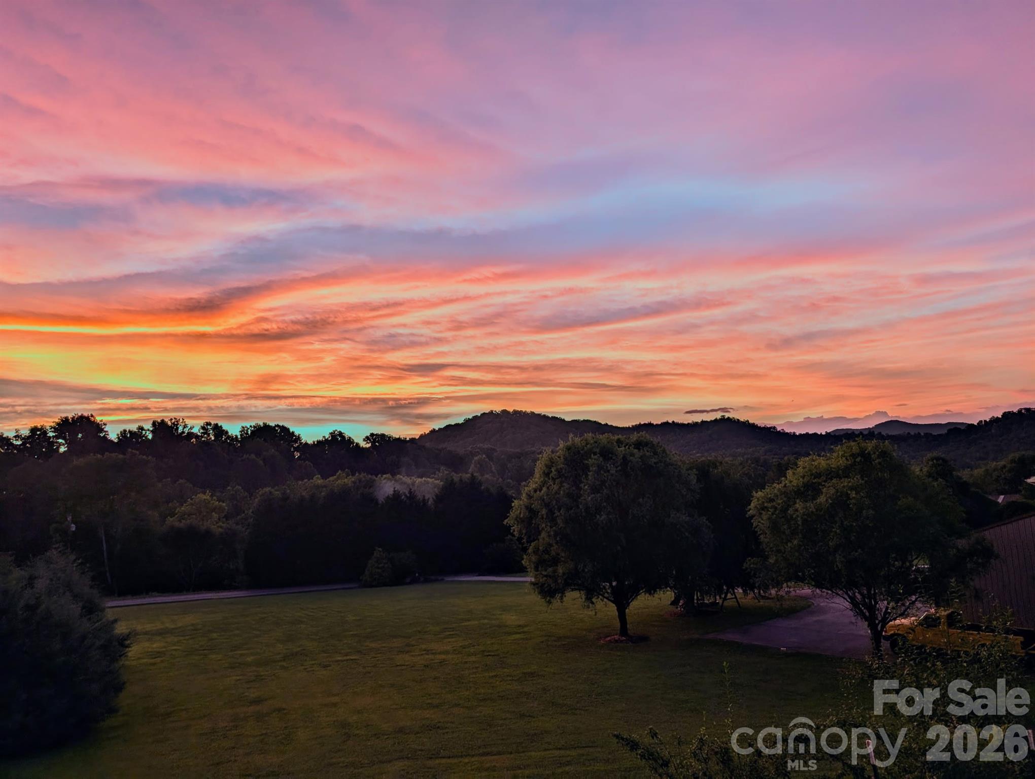 Step right out onto the deck and enjoy the incredible sunsets on a regular basis - 59 Ck Cabin Drive, Hot Springs