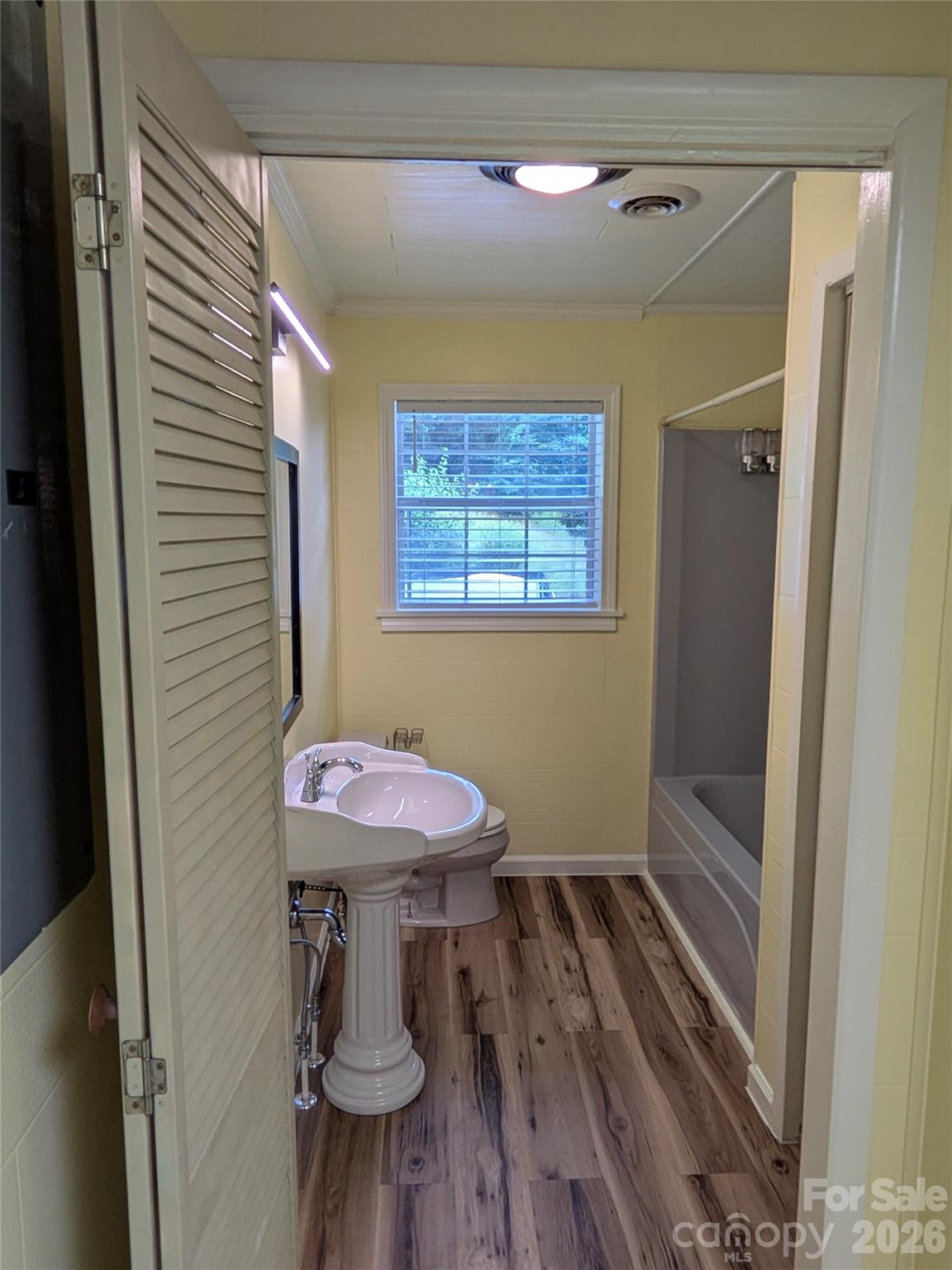 Second full bathroom - 59 Ck Cabin Drive, Hot Springs