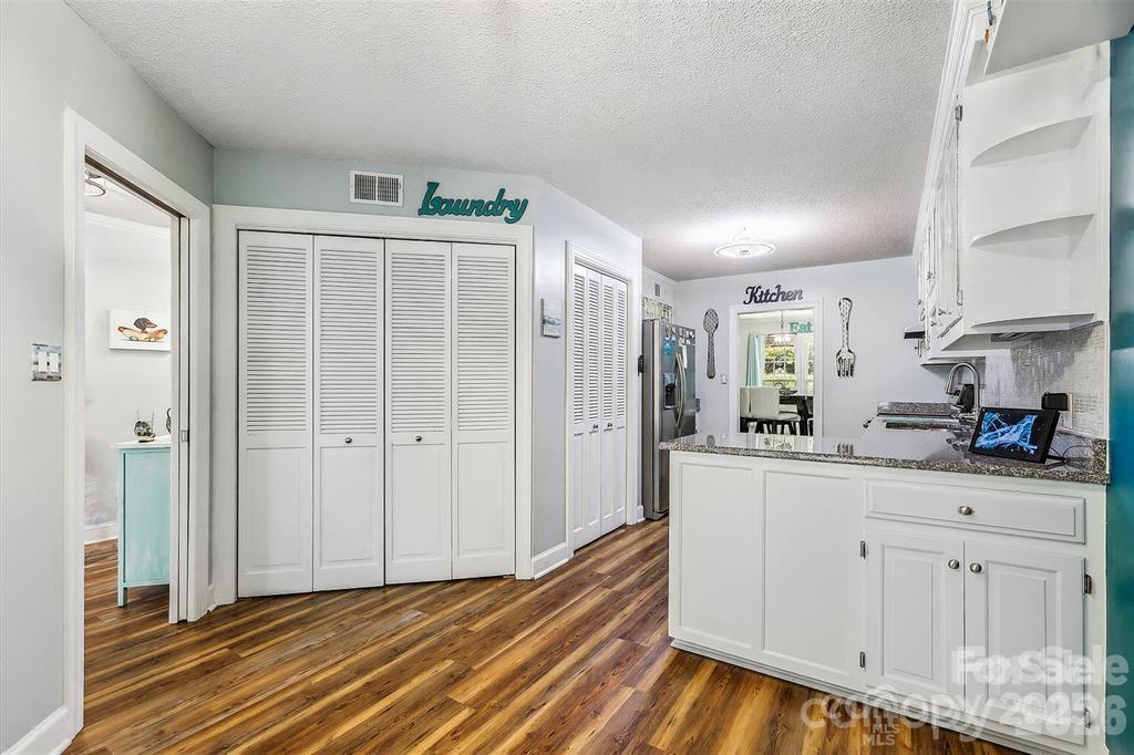 Updated finishes throughout, including granite countertops and sleek stainless steel appliances that make meal preparation a pleasure - 806 Colony Oaks Drive, Monroe
