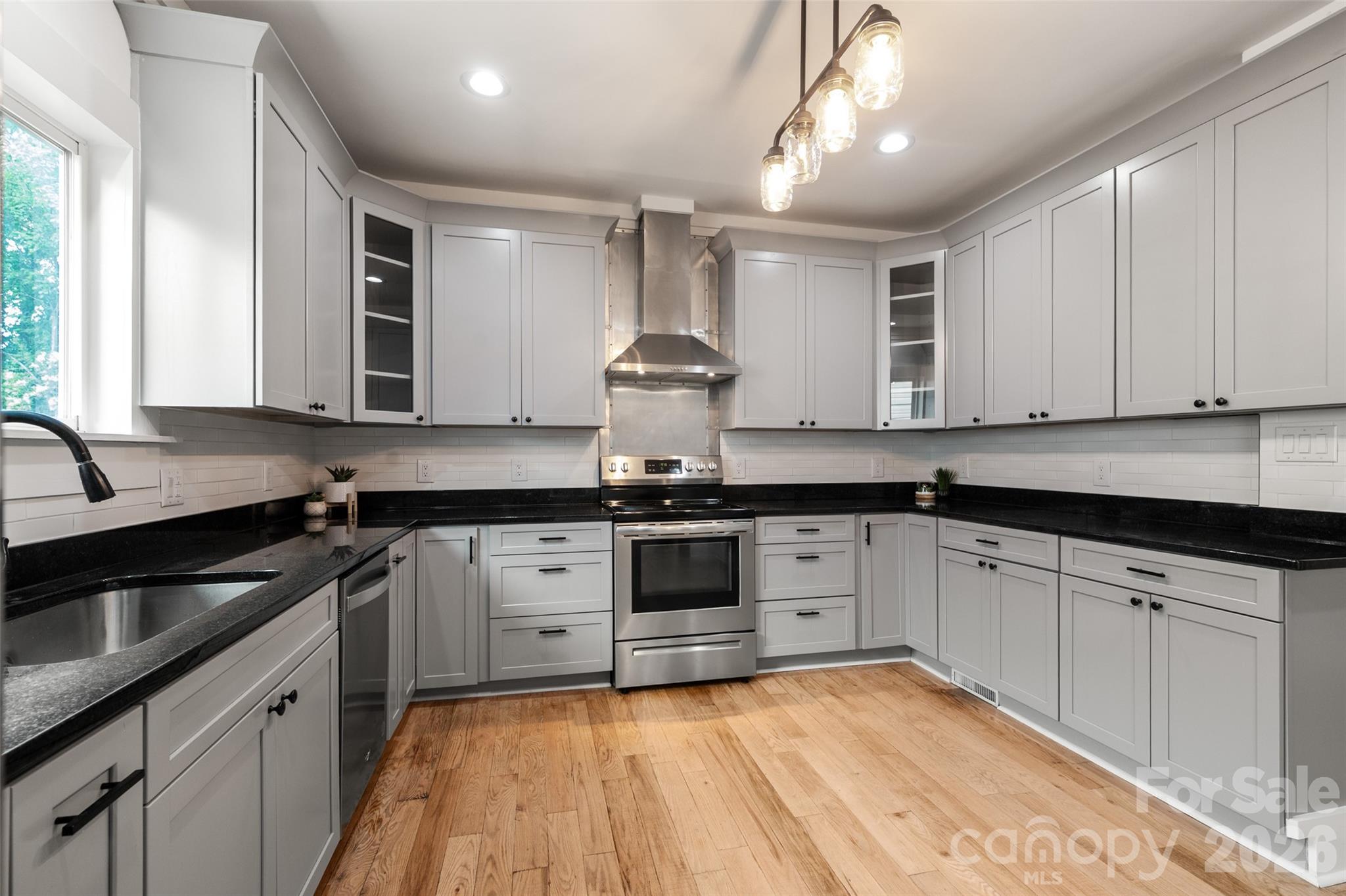 Oversize kitchen - 174 Tournament Drive SW, Concord