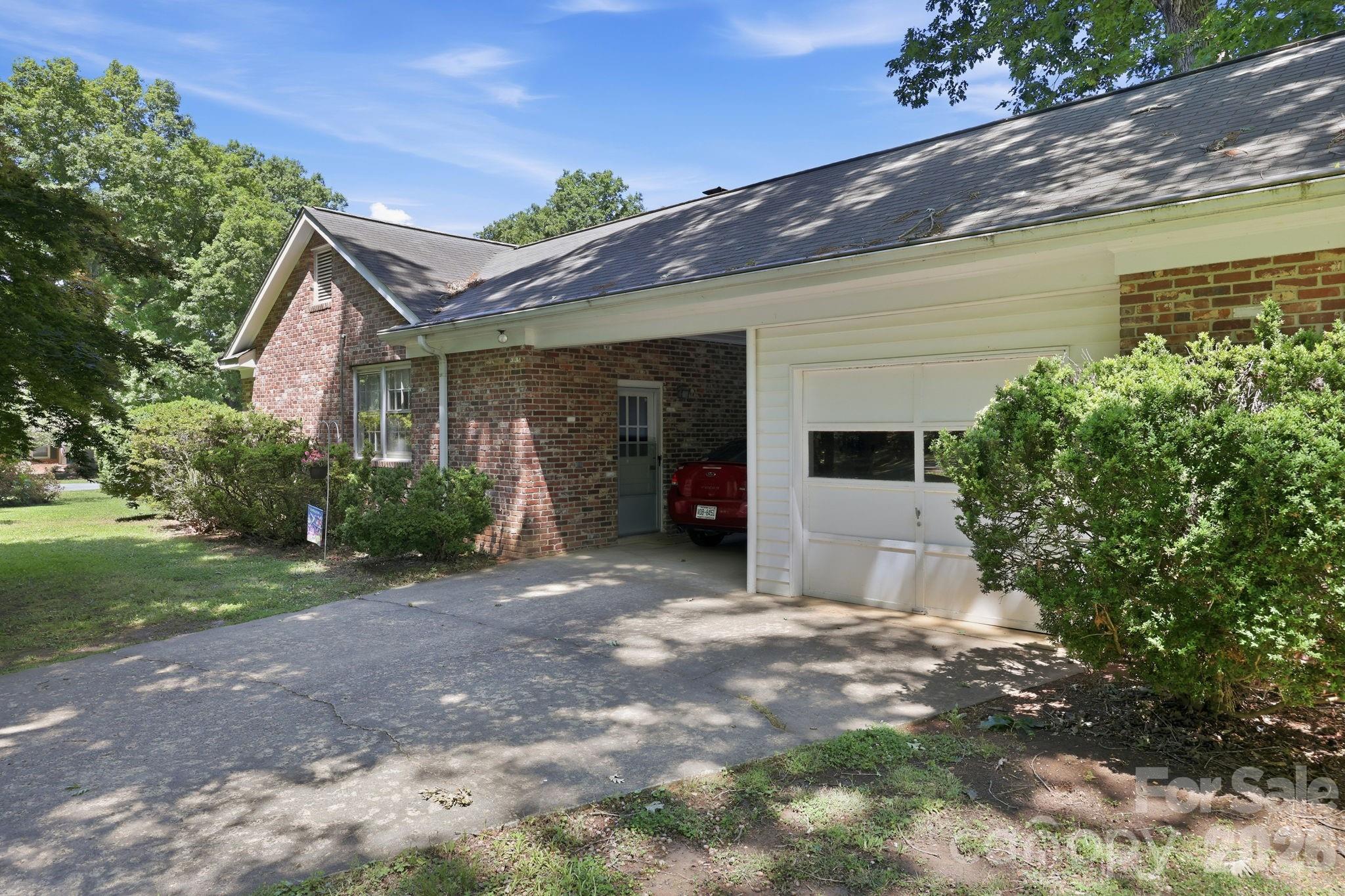 Single Family Residence at 401 White Oaks Drive, Salisbury, photo 16 of 18