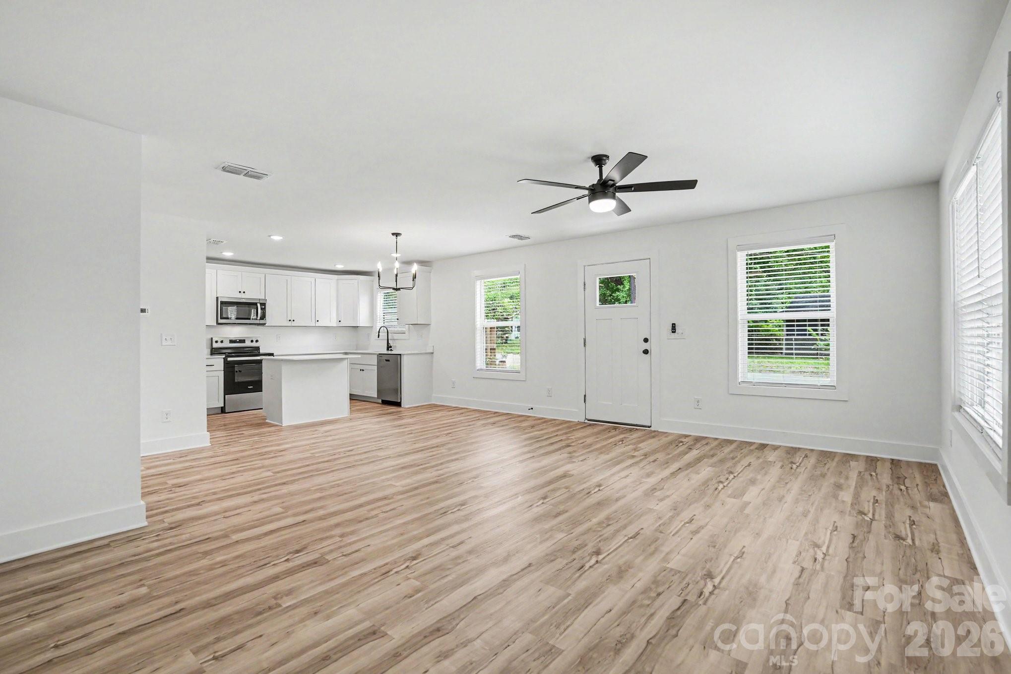 Single Family Residence at 811 Evening Shade Lane, Gastonia, photo 4 of 22