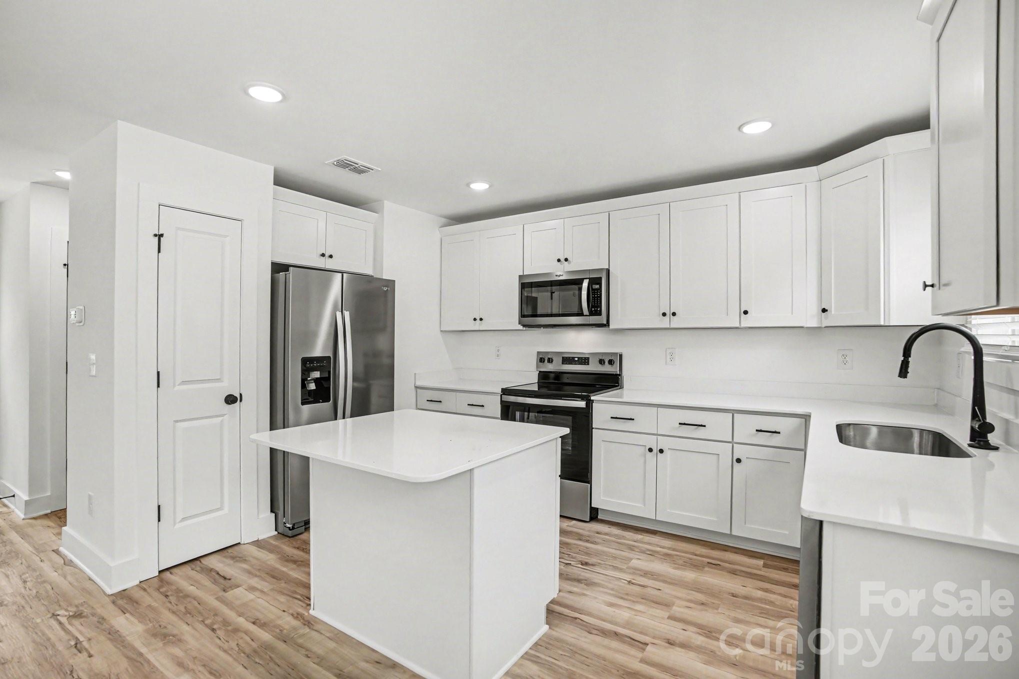 Single Family Residence at 811 Evening Shade Lane, Gastonia, photo 8 of 22