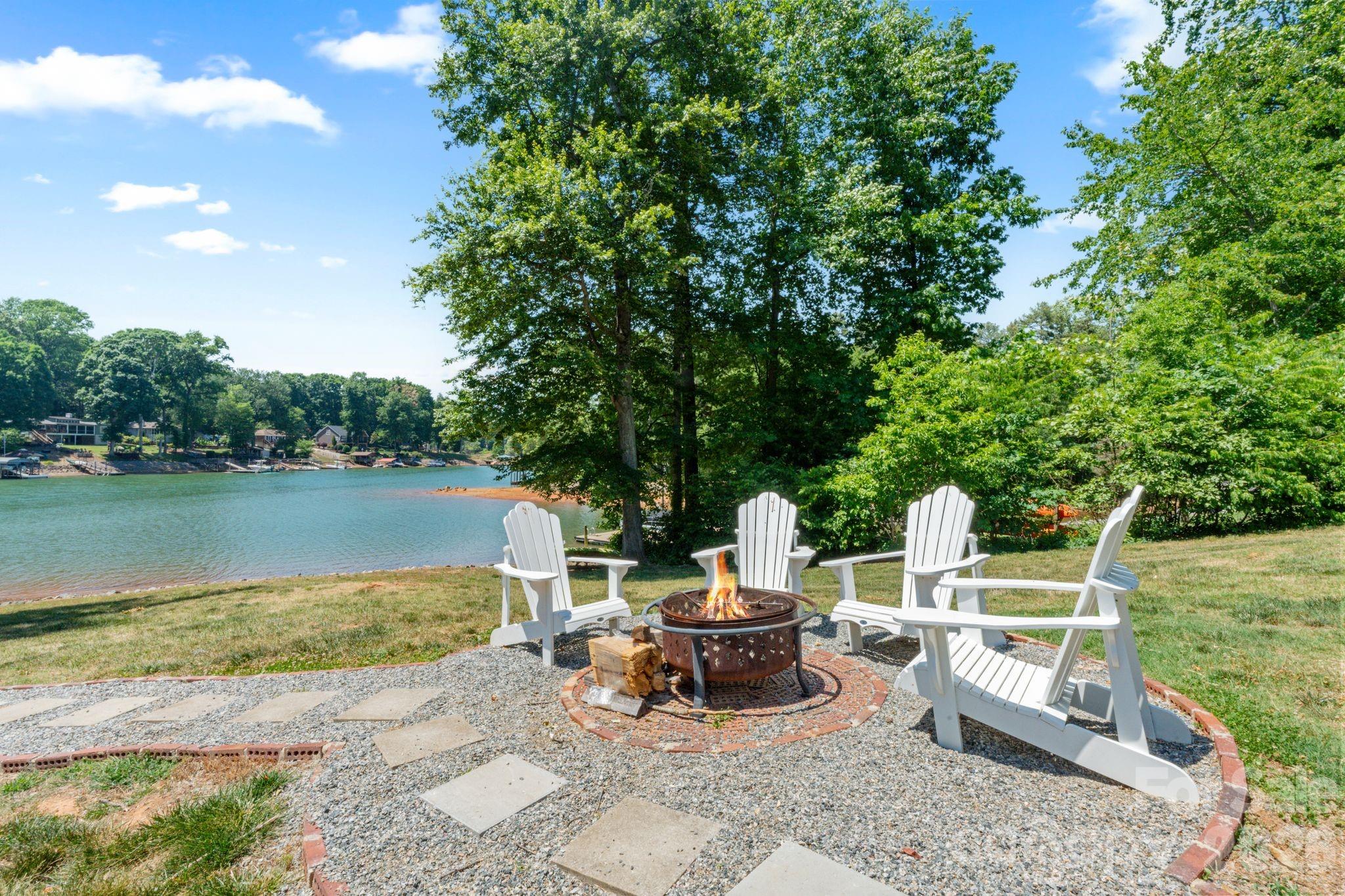 Relax and unwind by the fire while taking in peaceful Lake Norman views - 383 Sundown Road, Mooresville