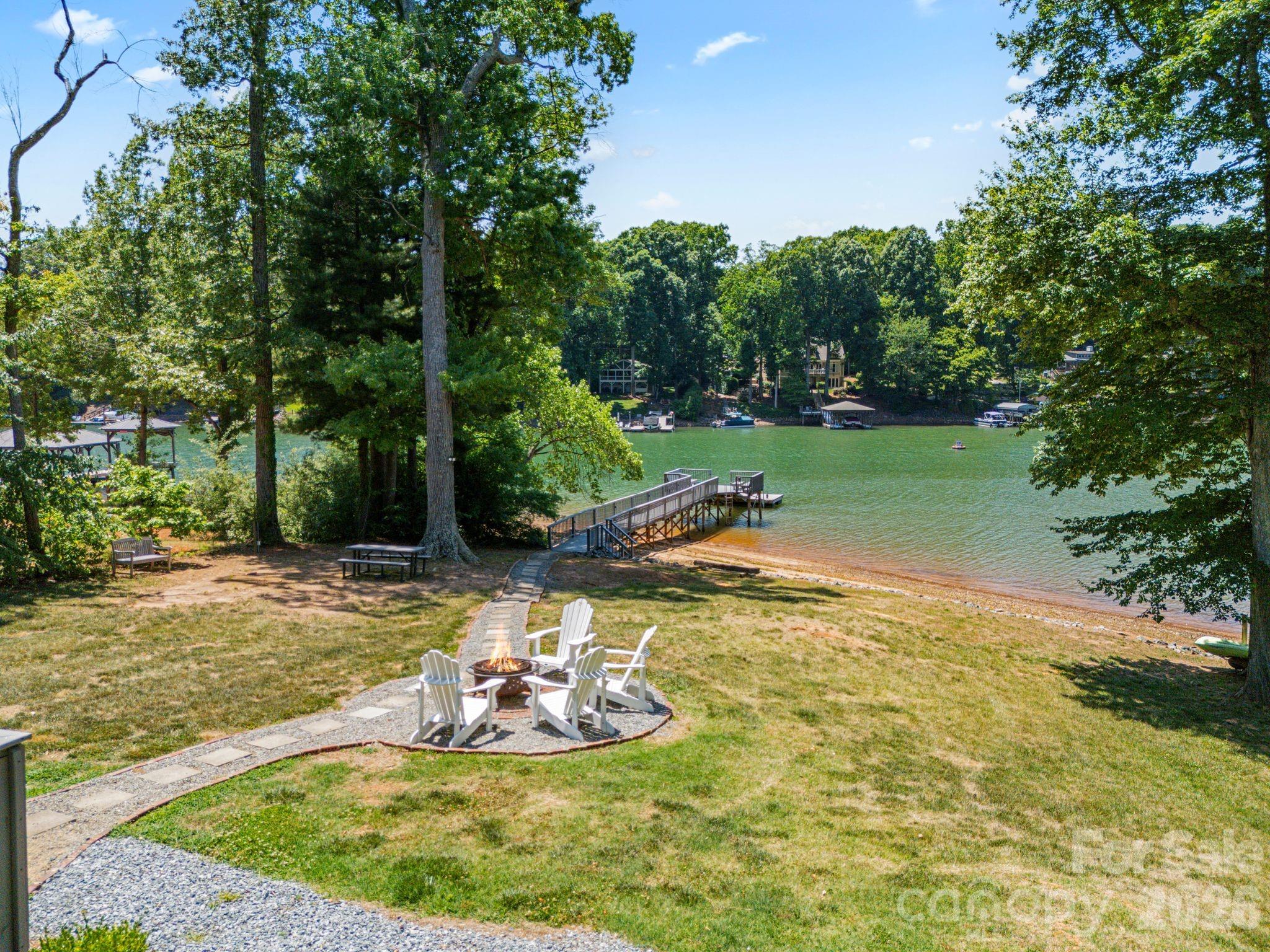 Spacious yard and open views to the deep-water cove - 383 Sundown Road, Mooresville