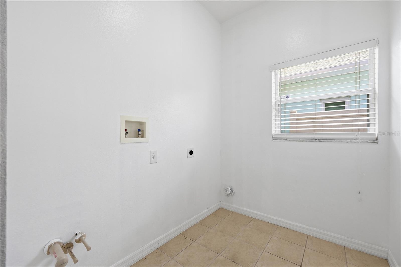 Laundry room - 2901 SWEETSPIRE CIR, KISSIMMEE