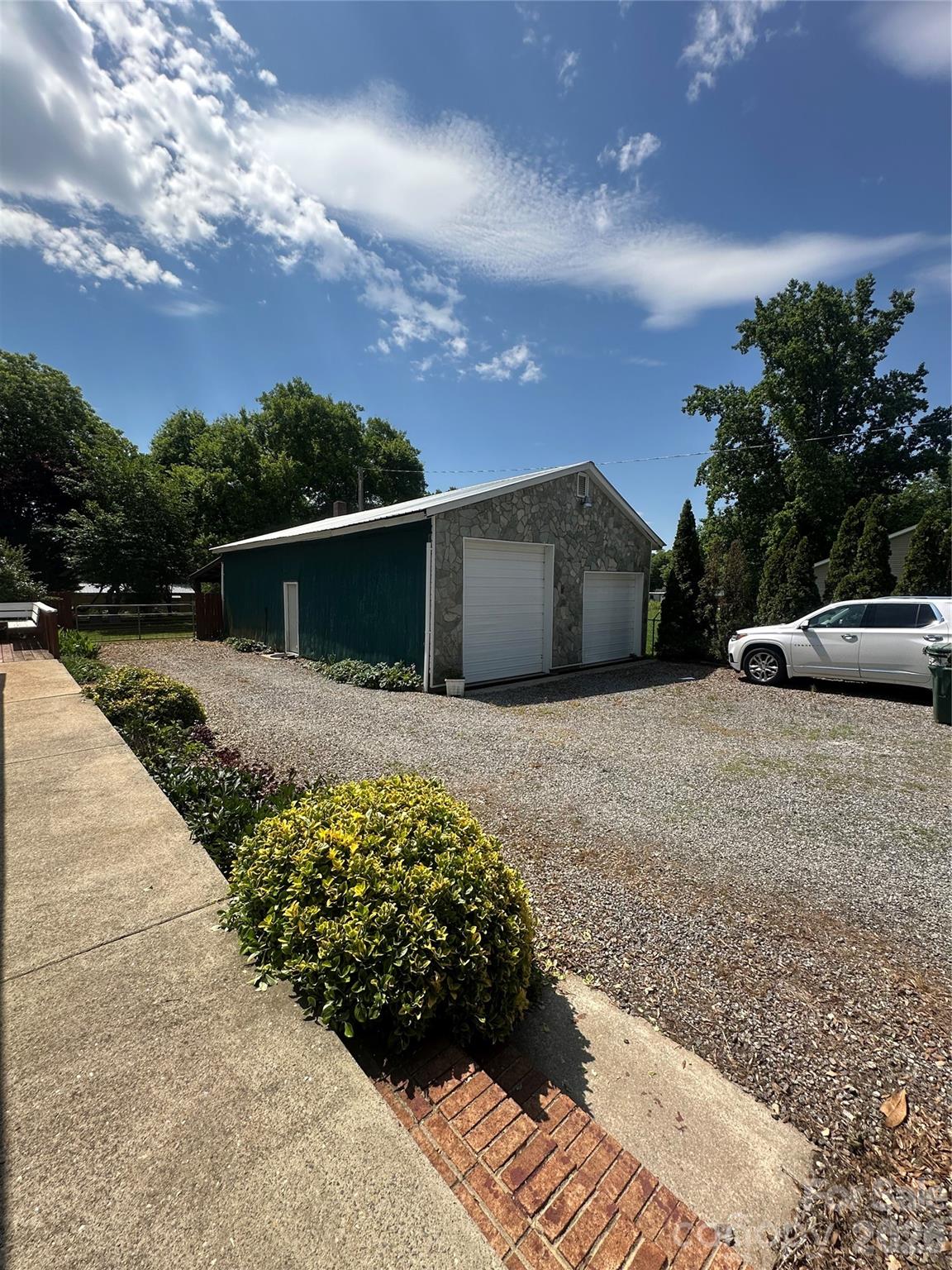 Garage 1125sq ft. - 1407 N College Avenue, Newton