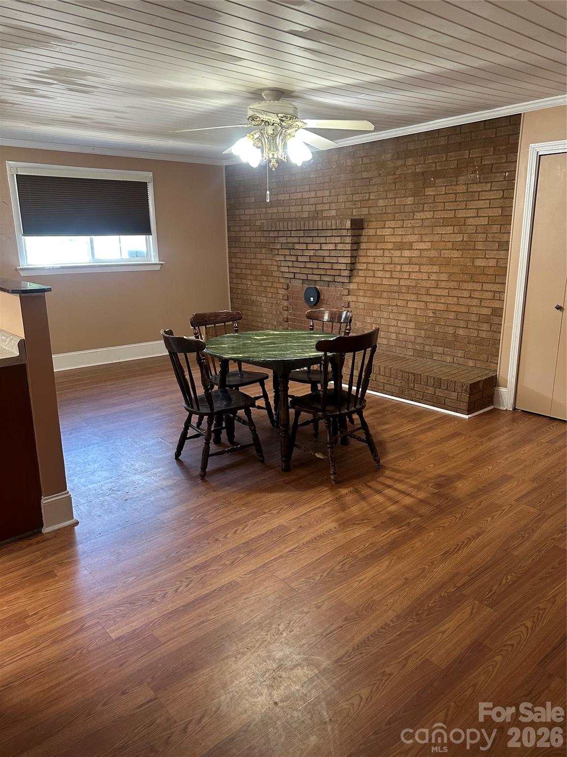 Large dinning area - 1407 N College Avenue, Newton