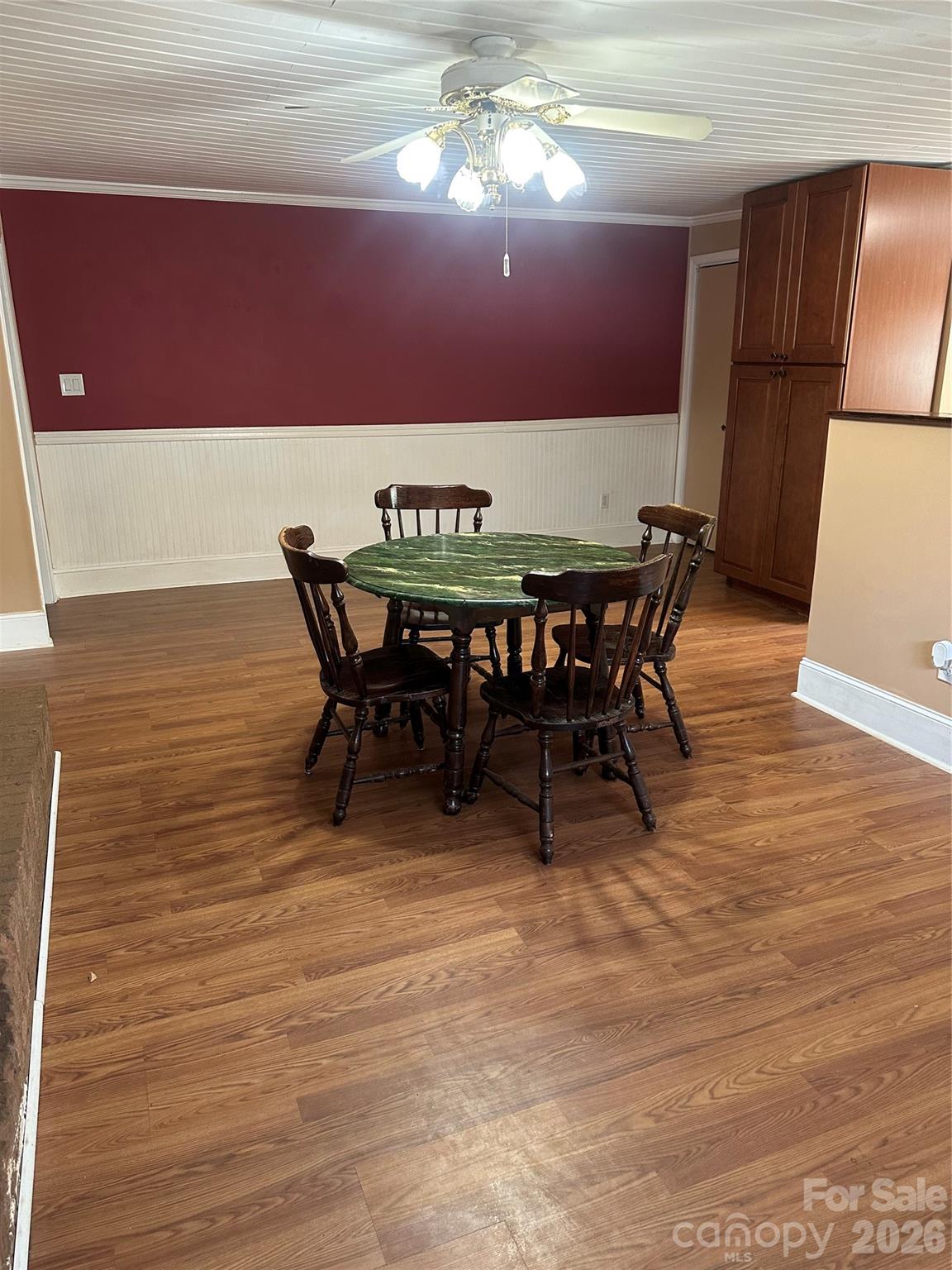 Large dinning area - 1407 N College Avenue, Newton