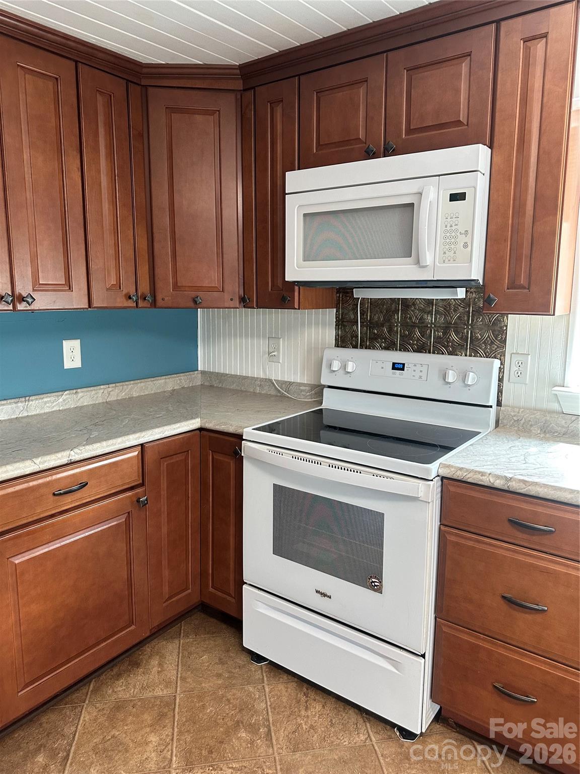 very nice cabinetry. - 1407 N College Avenue, Newton