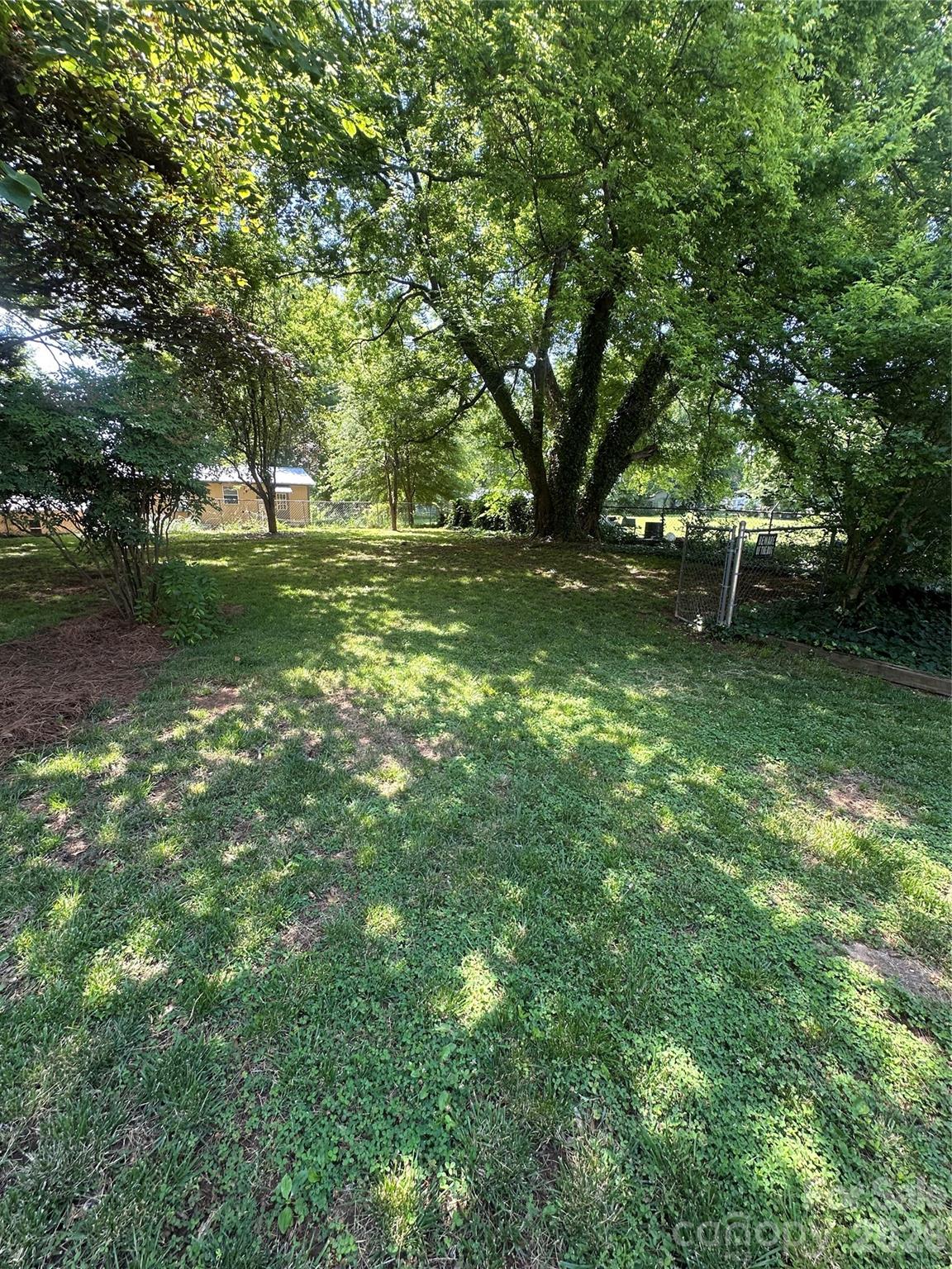 Beautiful large yard. - 1407 N College Avenue, Newton
