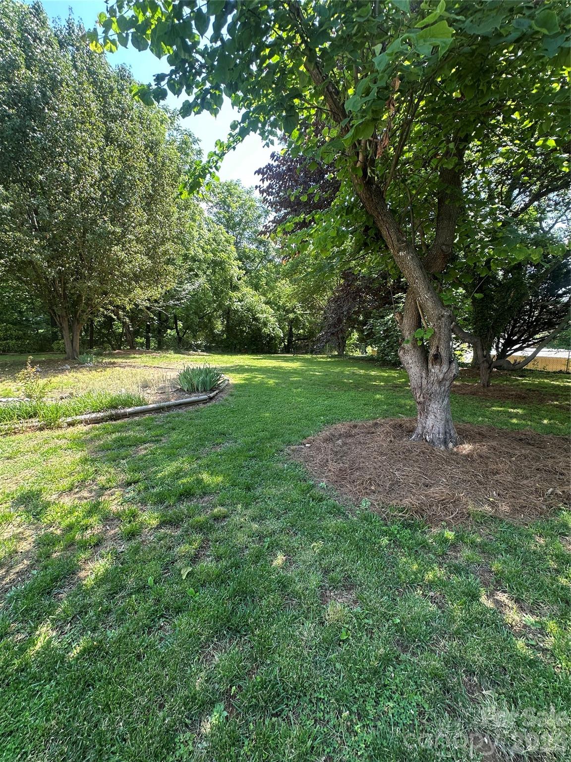 Beautiful large fenced in yard. - 1407 N College Avenue, Newton