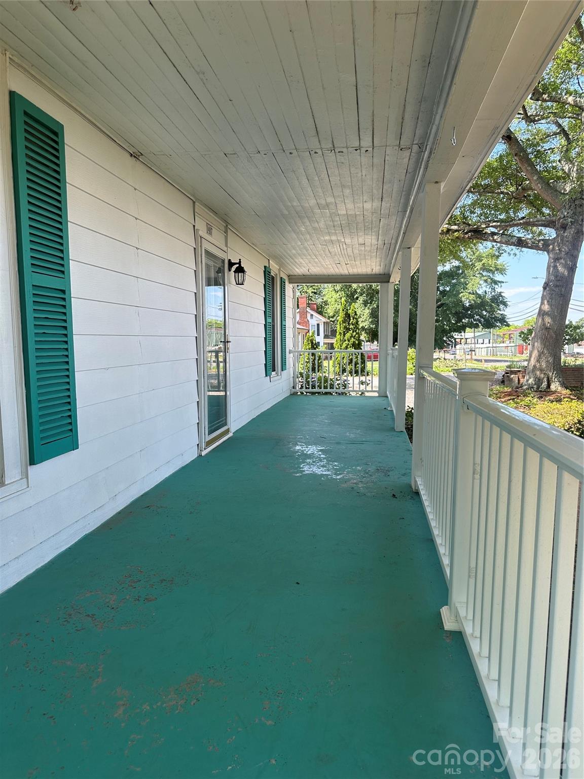 Large front porch. - 1407 N College Avenue, Newton