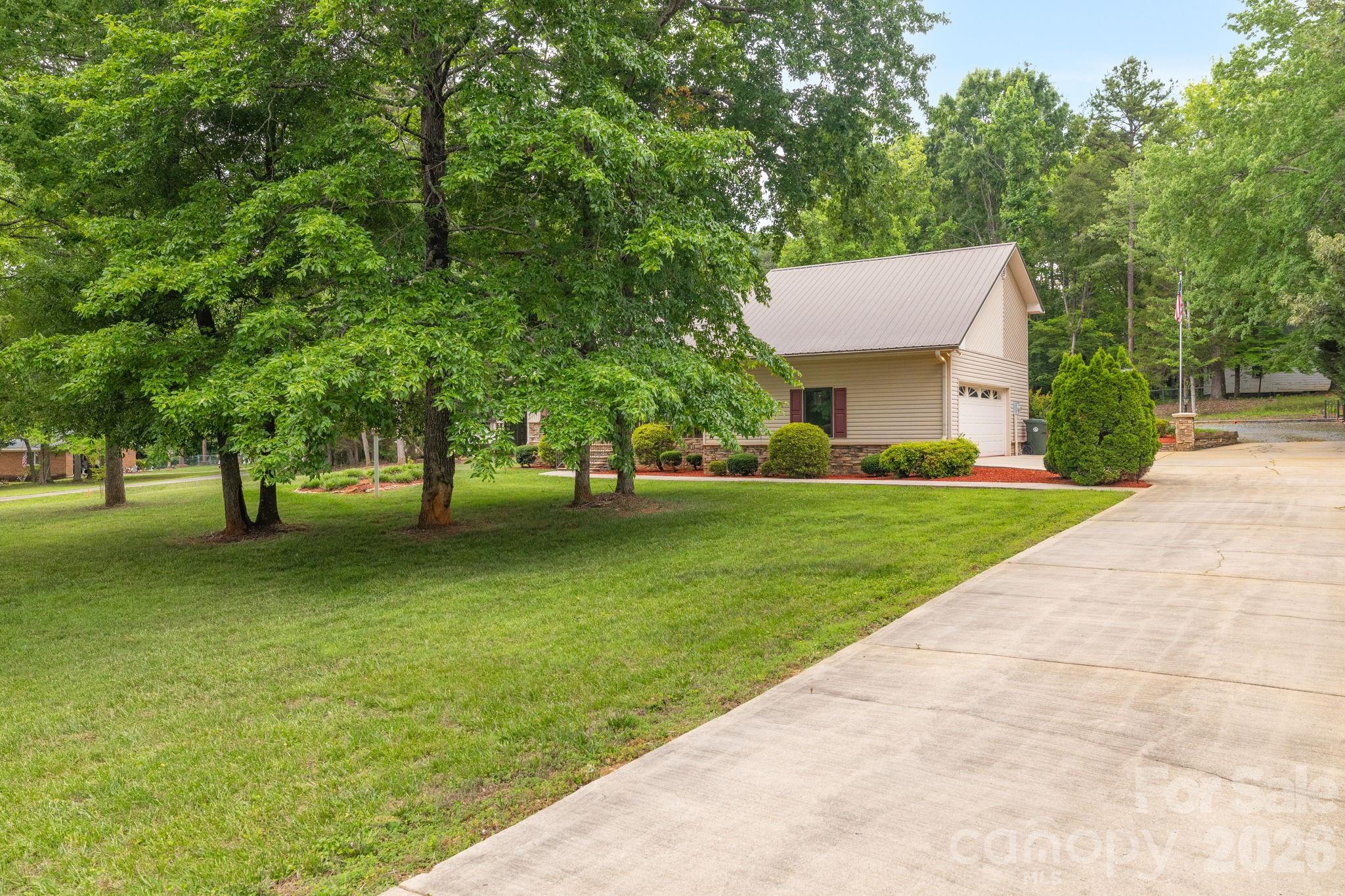 Single Family Residence at 104 Willowbrook Drive, Thomasville, photo 2 of 48