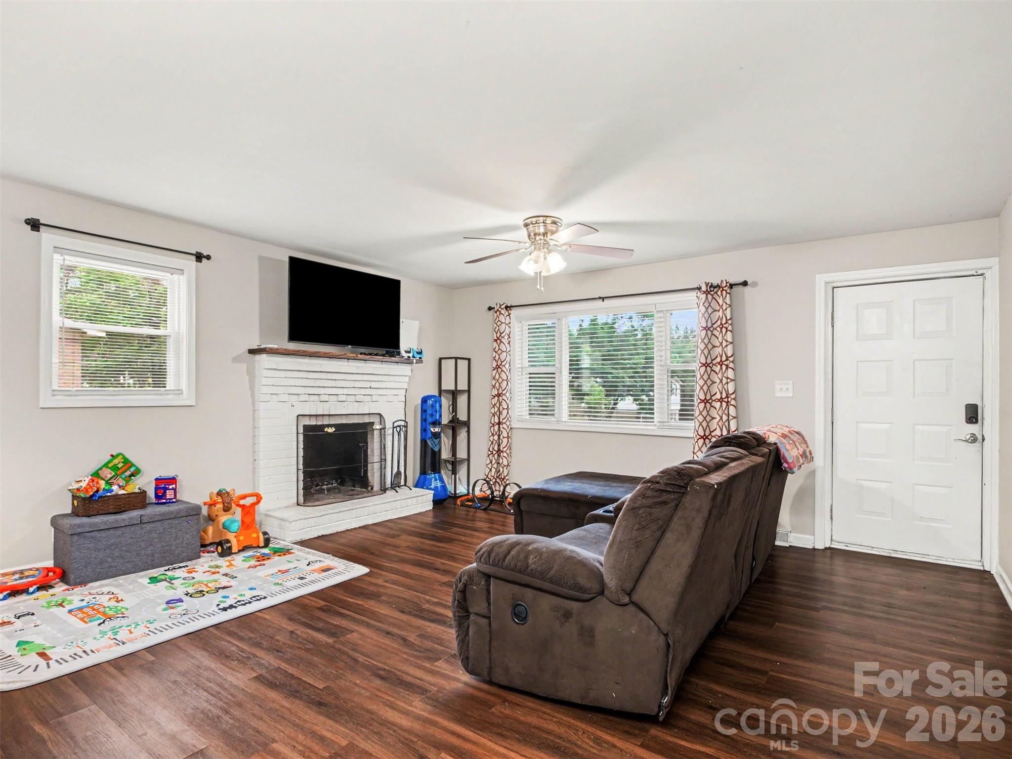 Single Family Residence at 325 Amber Court SW, Concord, photo 6 of 29