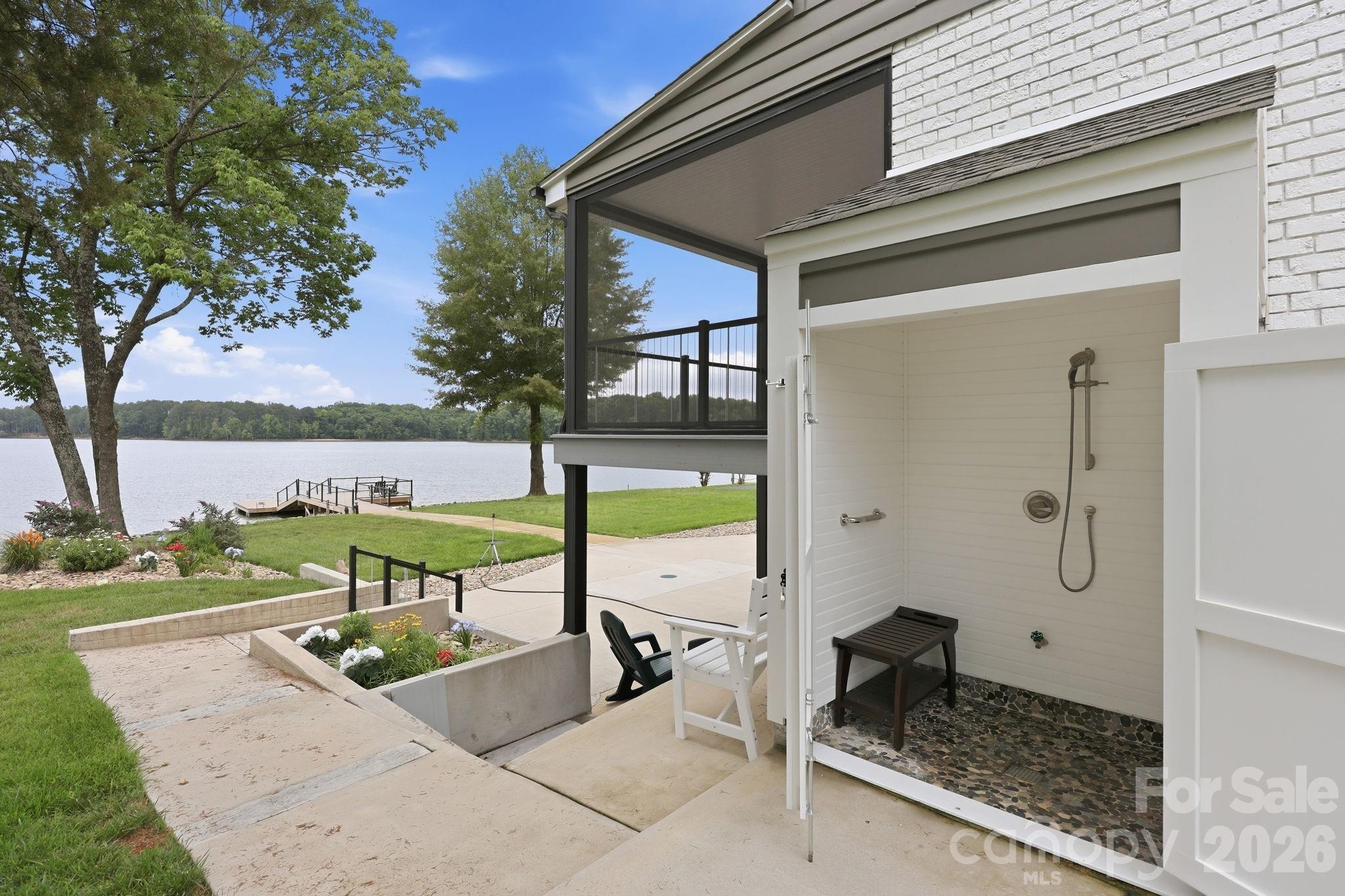 Outdoor shower with bench - 420 Skysail Road, Salisbury